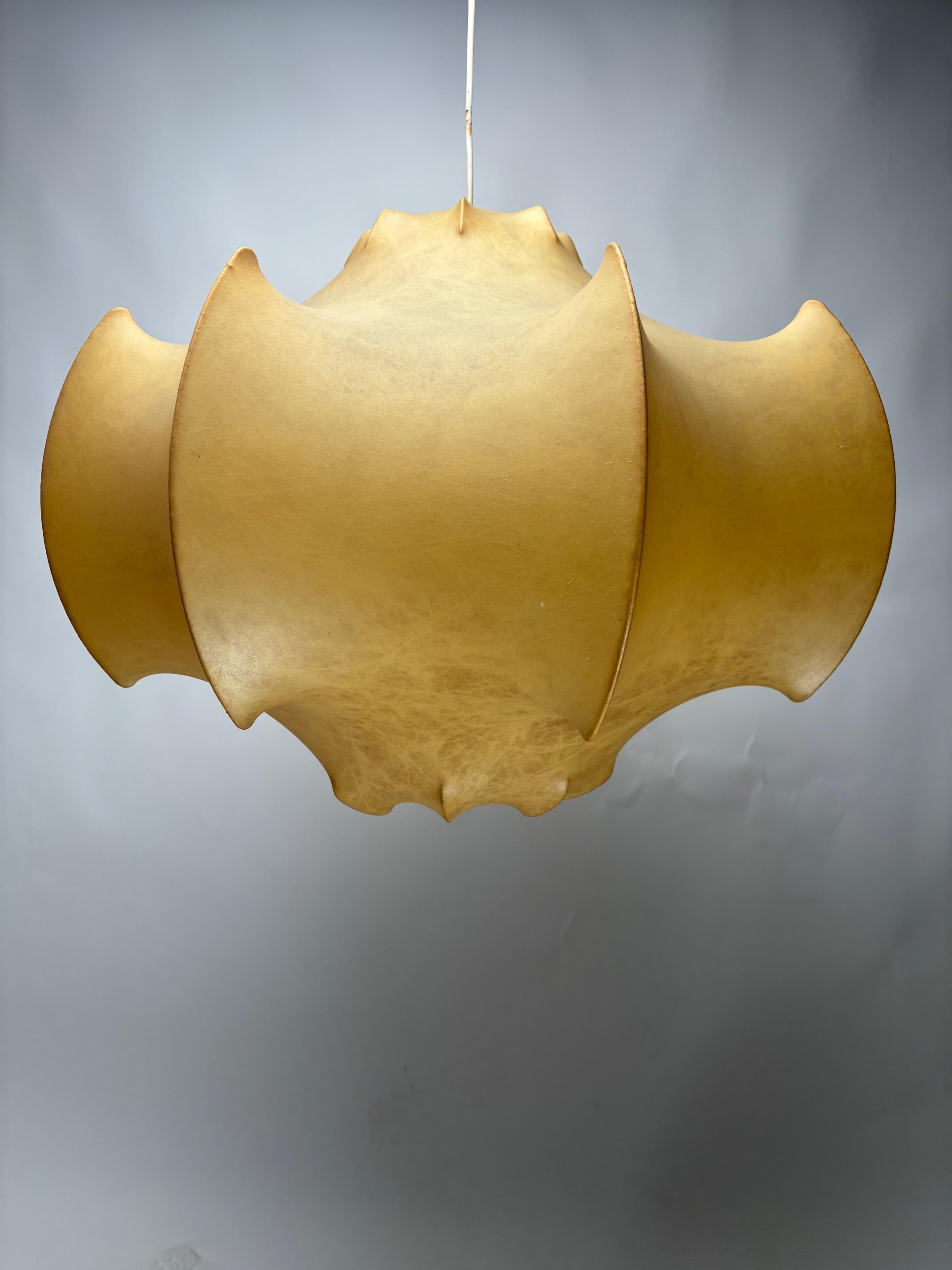 Première édition de la suspension Viscontea de Achille & Pier Castiglioni pour Flos. Conçu et fabriqué en Italie, vers les années 1960.

Ce lustre, fabriqué dans les années 1960, est l'une des icônes du design italien, combinant des formes modernes