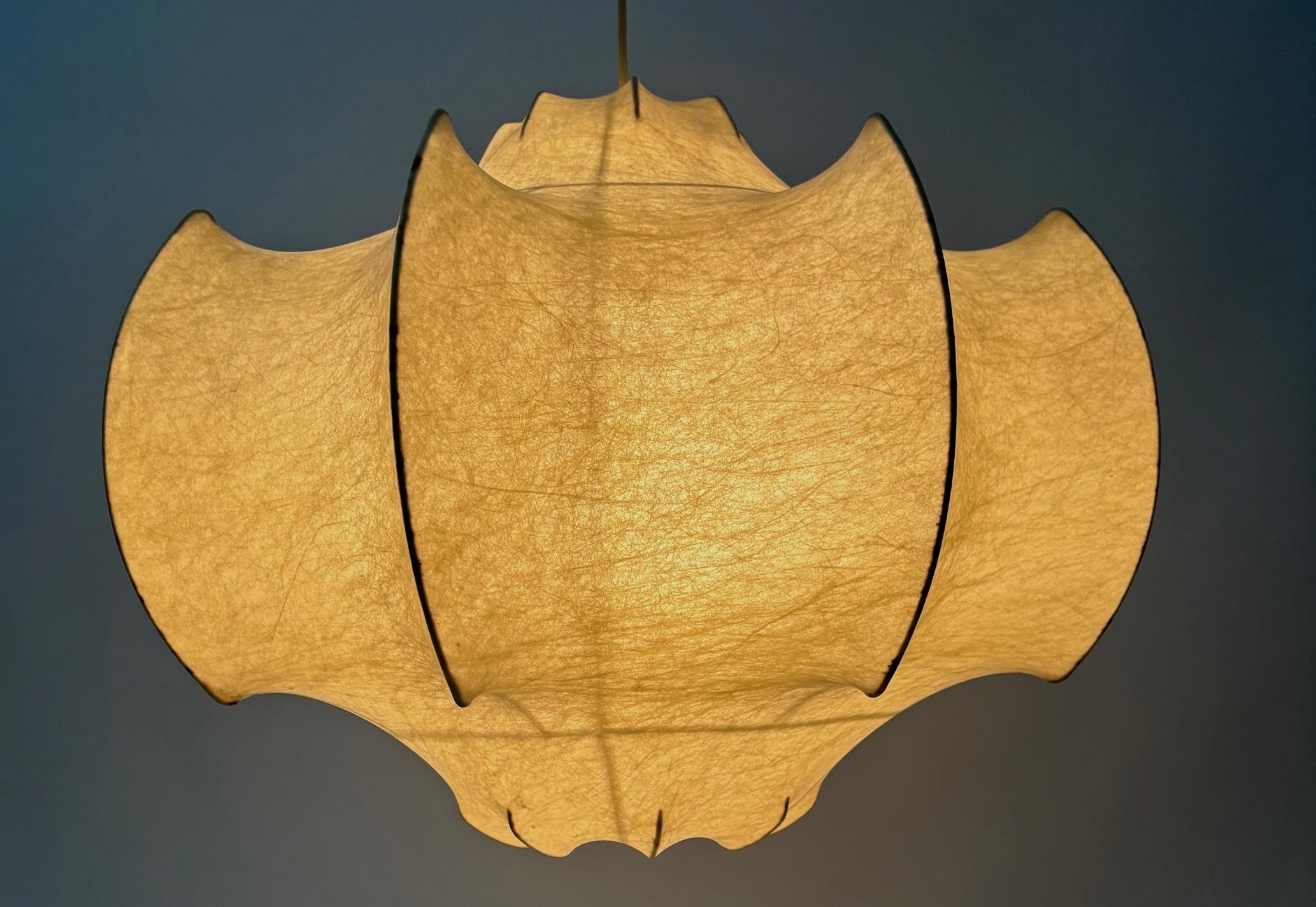 Primera edición de la lámpara de suspensión Viscontea de Achille & Pier Castiglioni para Flos. Diseñado y fabricado en Italia, hacia la década de 1960.

Esta lámpara de araña, fabricada en la década de 1960, es uno de los iconos del diseño italiano,