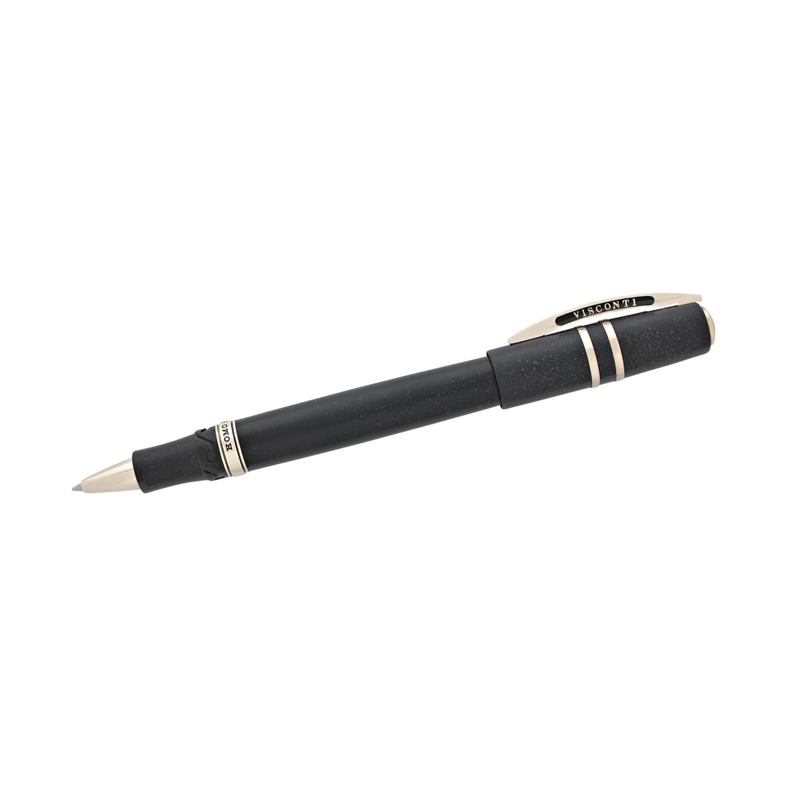 Le cadeau de fin d'études idéal est arrivé ! Comprend une recharge noire et bleue.
Le stylo Homo Sapiens Steele de Visconti, en édition limitée, est le premier stylo jamais forgé à partir de lave volcanique provenant du mont Etna, en Sicile