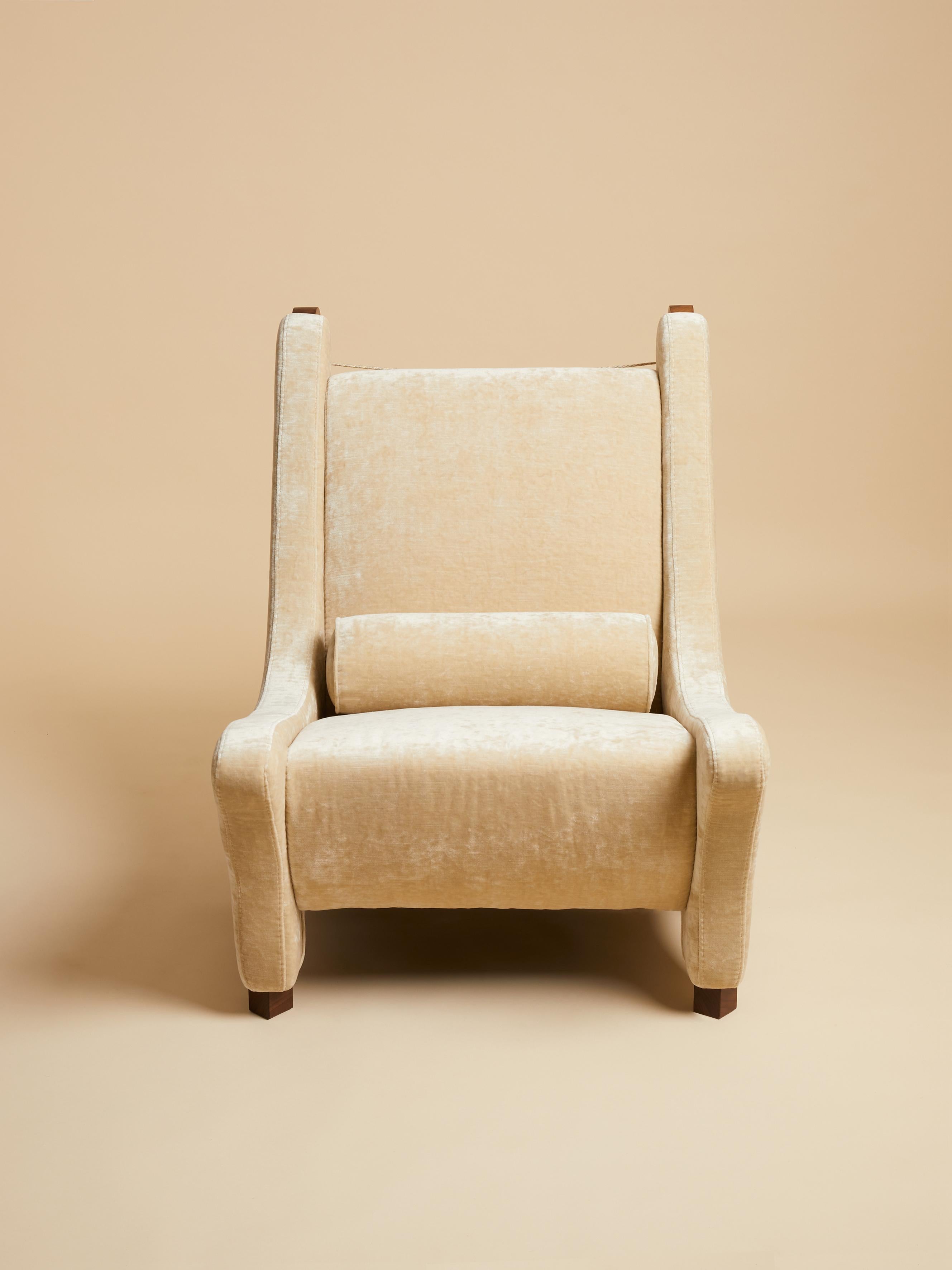 Sillón Visconti de EBUR
Dimensiones: An 70 x Pr 106 x Al 92 cm.
Materiales: Terciopelo, nogal.
Peso: 30 Kg. 

También disponible en distintos colores: Capri II terciopelo, Pierre Frey.

El sillón Visconti es de terciopelo Pierre Frey. El respaldo