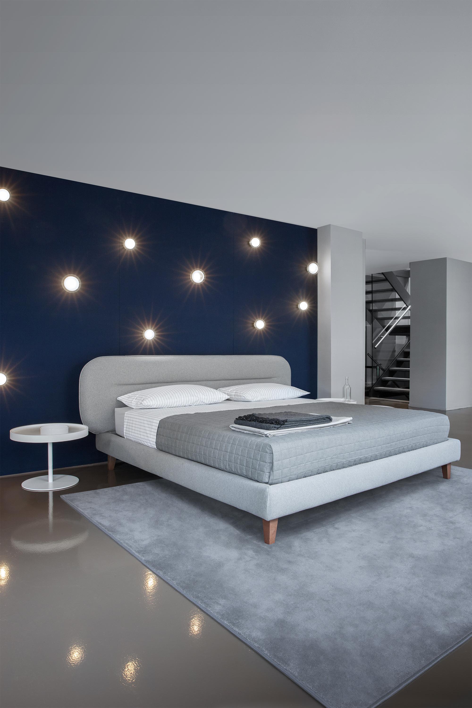 'VISCONTI' King Size Bed with Italian Modern Style Headboard in Grey Fleece (Italienisch) im Angebot