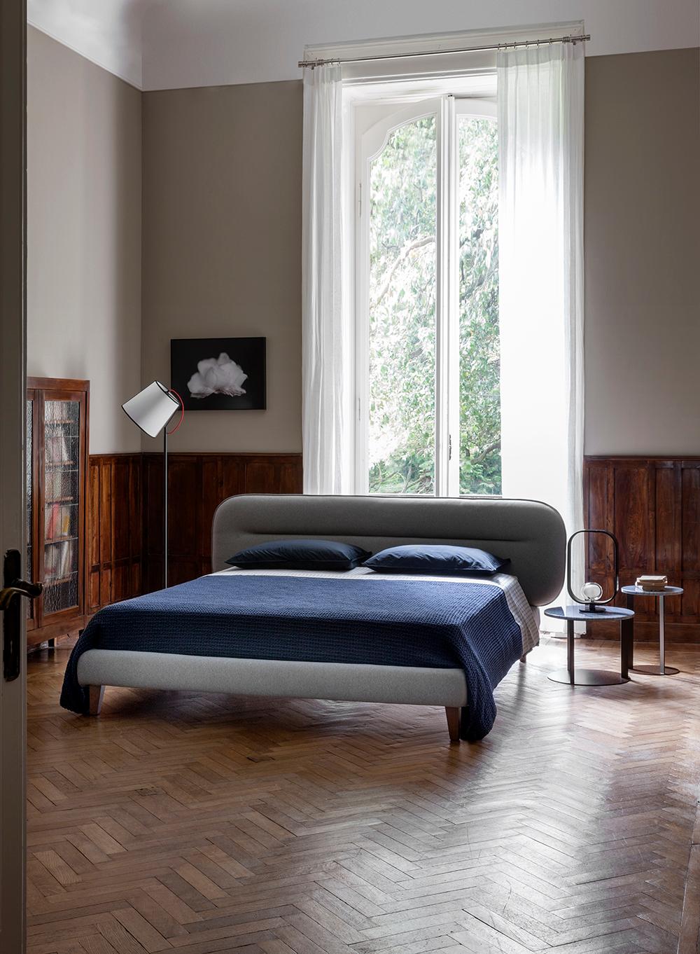 'VISCONTI' King Size Bed with Italian Modern Style Headboard in Grey Fleece (Handgefertigt) im Angebot