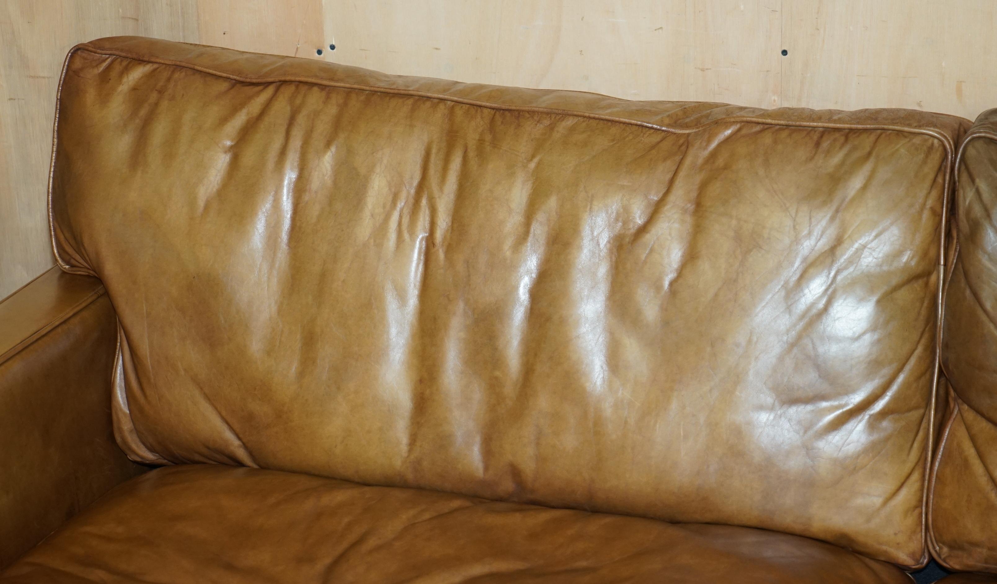 Mid-Century moderno VISCOUNT WILLIAM HALO TIMOTHY OULTON DESIGN/ONE DIVANO A TRE POSTI IN PELLE MARRONE in vendita