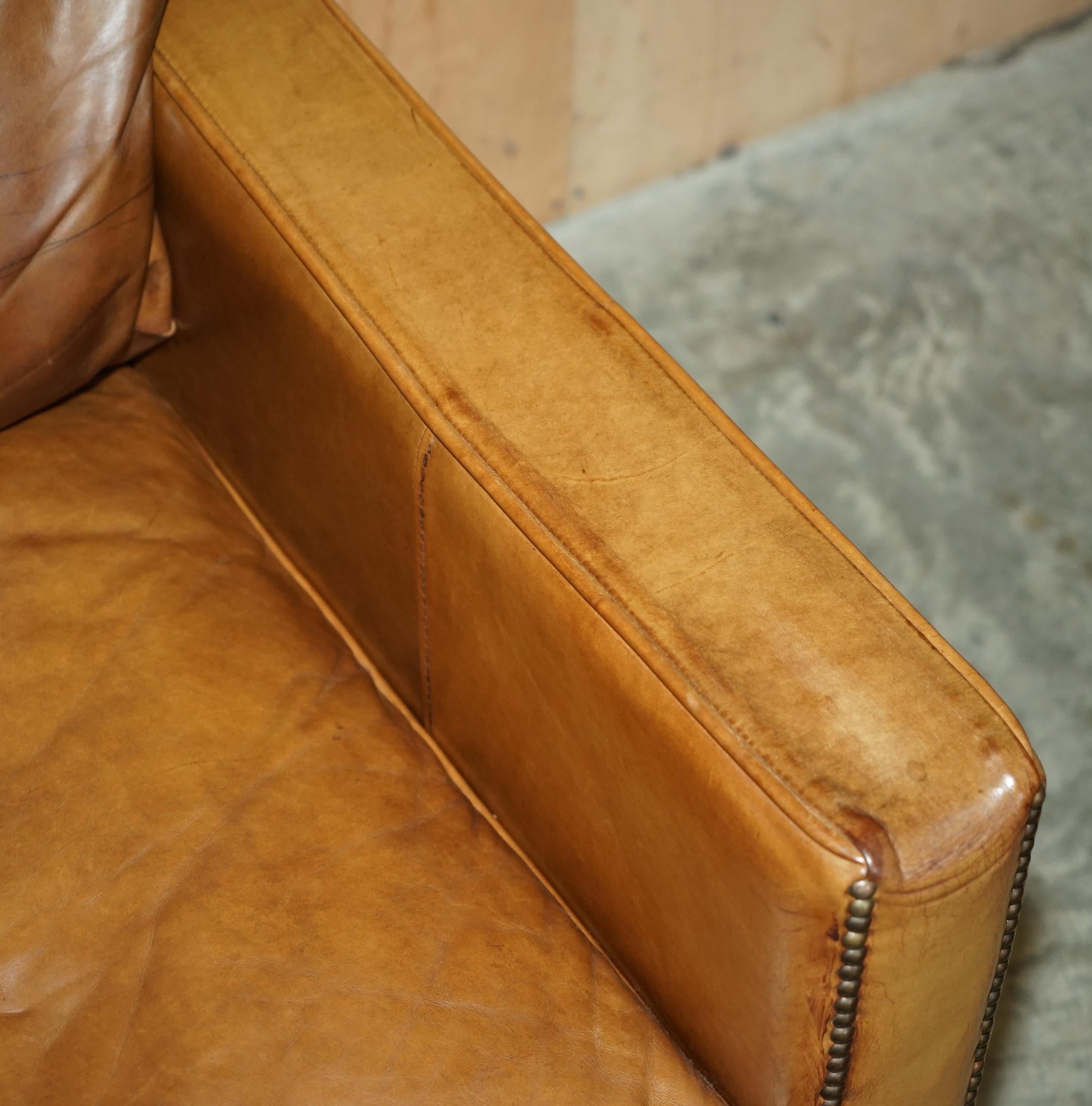 XX secolo VISCOUNT WILLIAM HALO TIMOTHY OULTON DESIGN/ONE DIVANO A TRE POSTI IN PELLE MARRONE in vendita