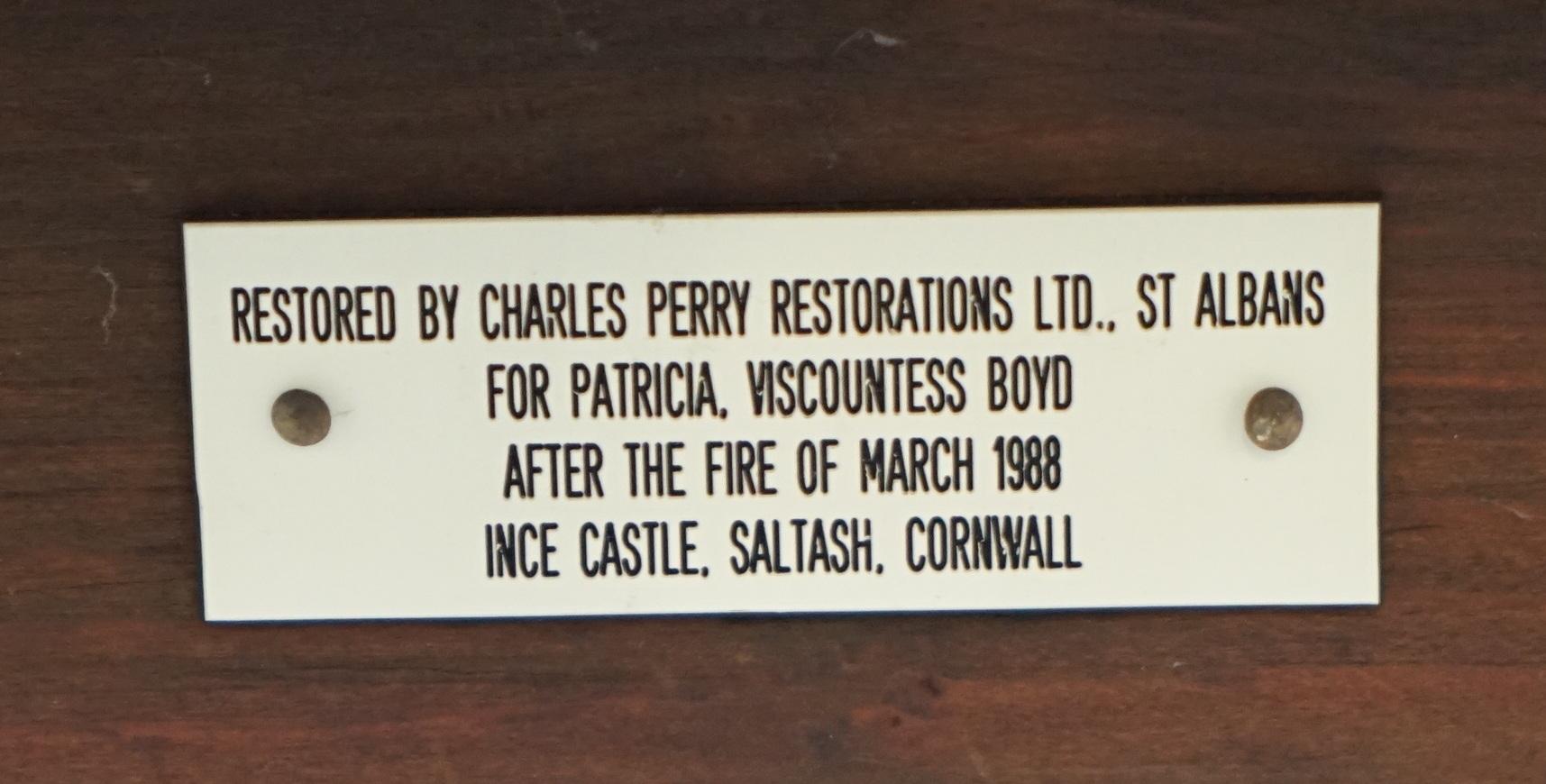Wir freuen uns, diese sehr seltene Anrichte aus Mahagoni George III. aus Ince Castle Saltash zum Verkauf anbieten zu können. Sie wurde 1988 für Patricia Viscountess Boyd's restauriert.

Ein sehr seltener Fund, ich habe ein Bild der Anrichte in der
