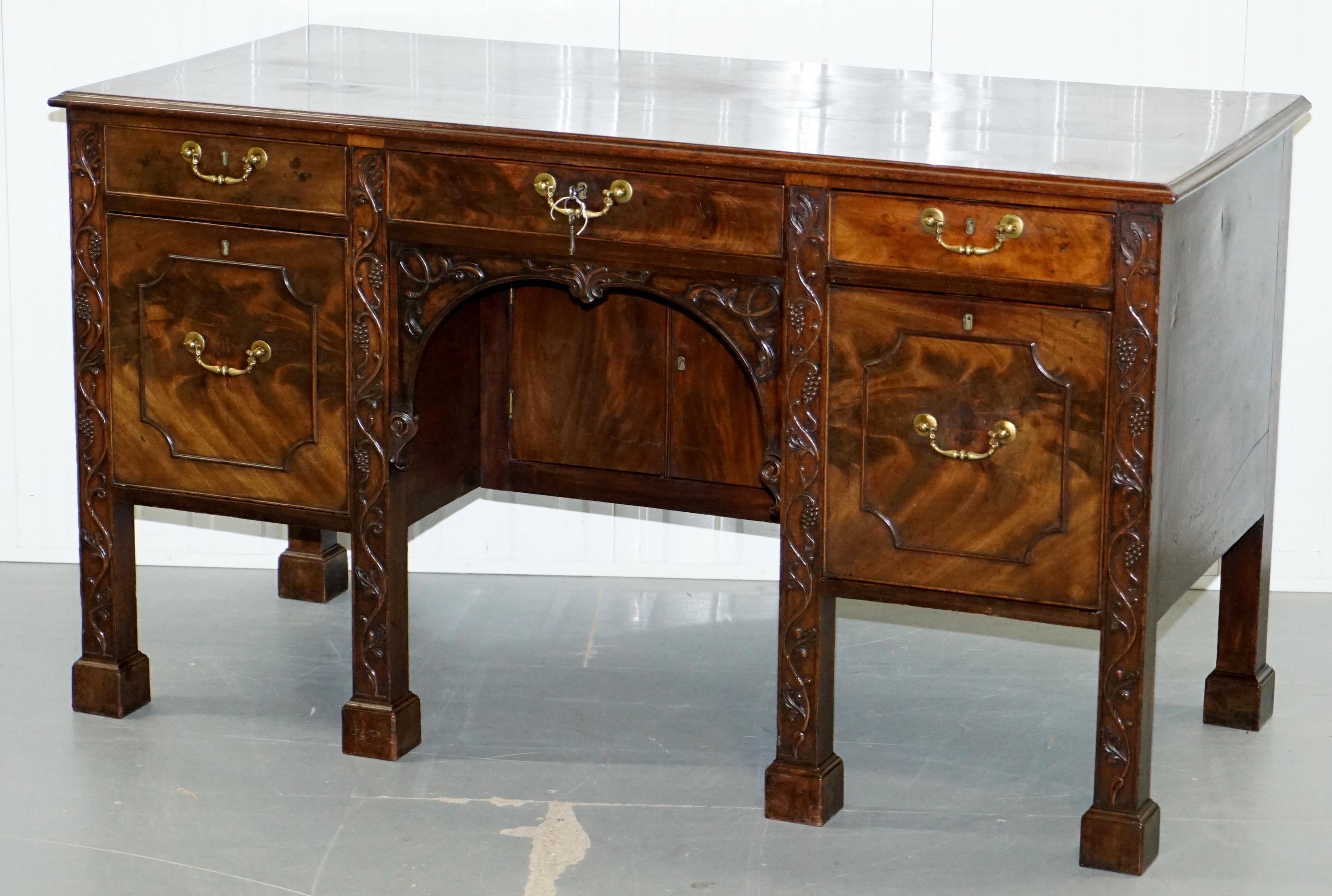 Viscountess Boyd's Ince Castle Seltenes George III Hartholz Sideboard Chippendale (George III.) im Angebot