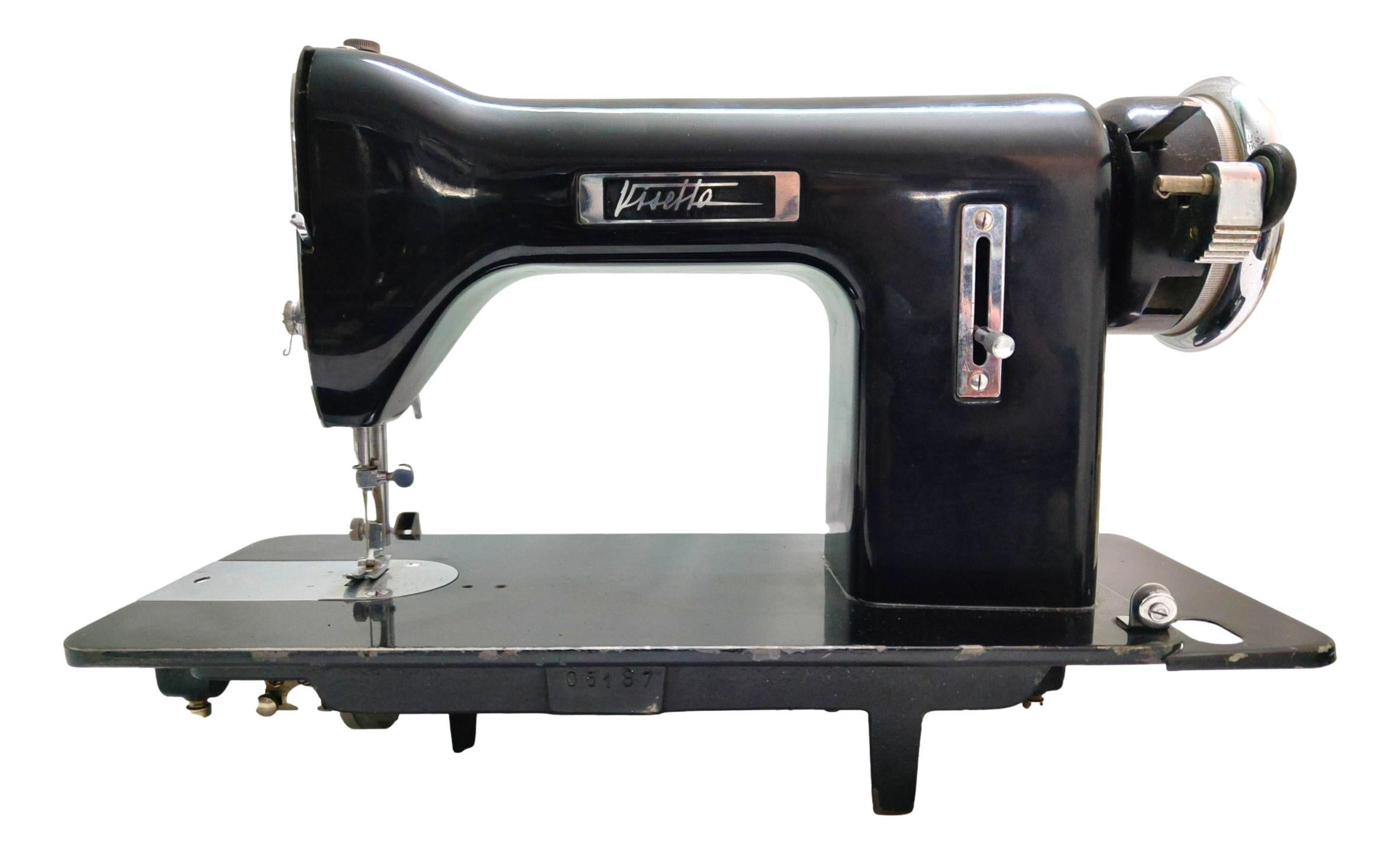 Nähmaschine Modell VISETTA, Italvisetta Produktion, Original aus den 40er Jahren, von Gio Ponti entworfen und im Archiv des großen Designers gemeldet
sehr seltene glänzend schwarze Farbe
Verkauft wird genau die Maschine auf dem Bild, nur für