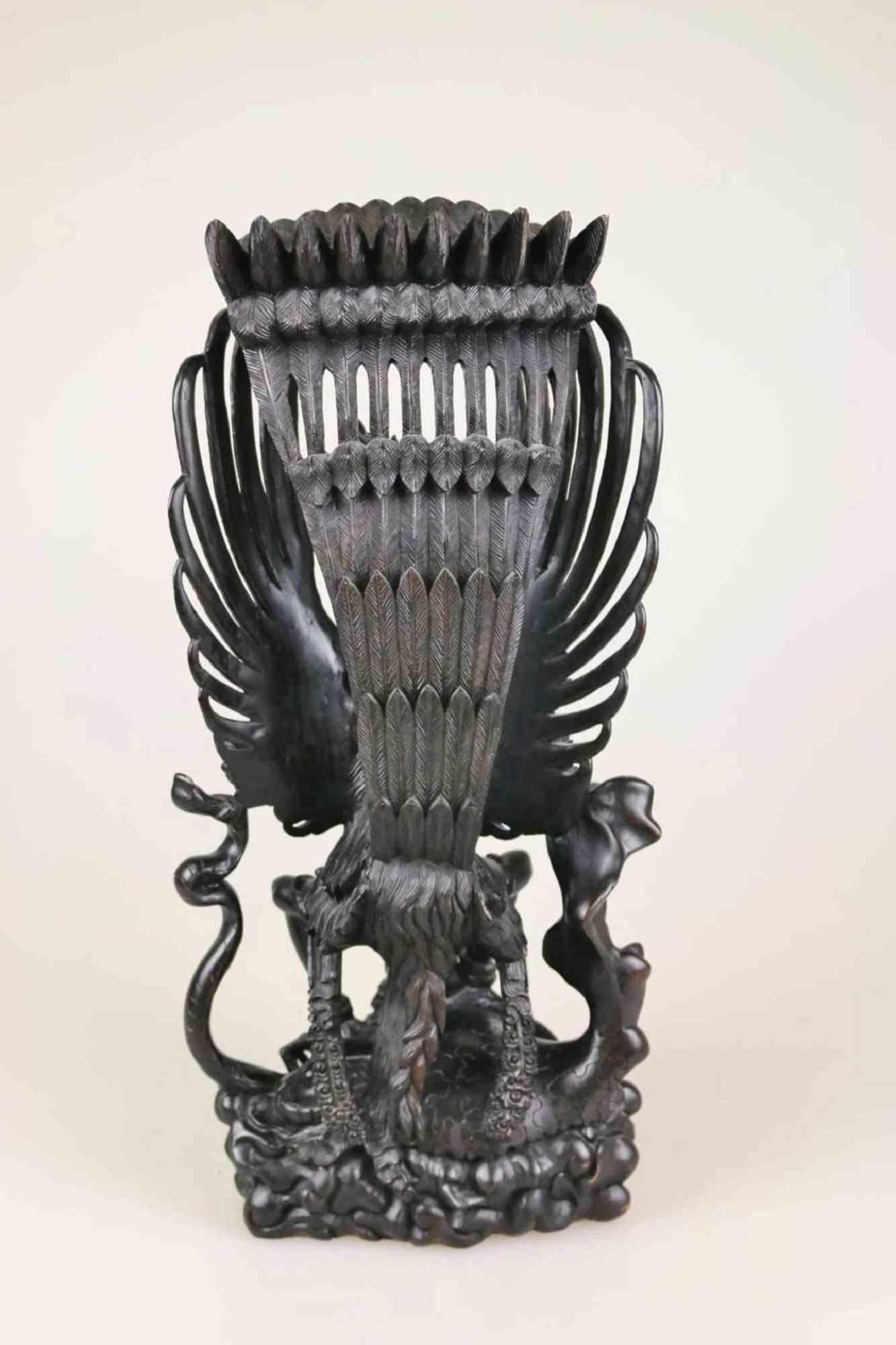 Vishnu und Garuda ist ein Originalkunstwerk, das von einem anonymen indonesischen Künstler in der 2. Hälfte des 20. Jahrhunderts geschaffen wurde,

Vollständig in Holz ausgeführt, in feiner durchbrochener Schnitzerei.

Dieses dekorative Objekt