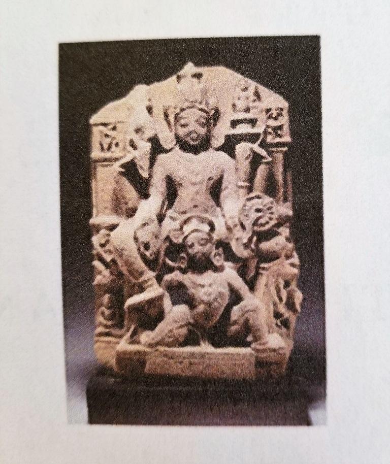 Vishnu sitzend auf Garuda Buff Sandstein Mittelindisch im Angebot 6