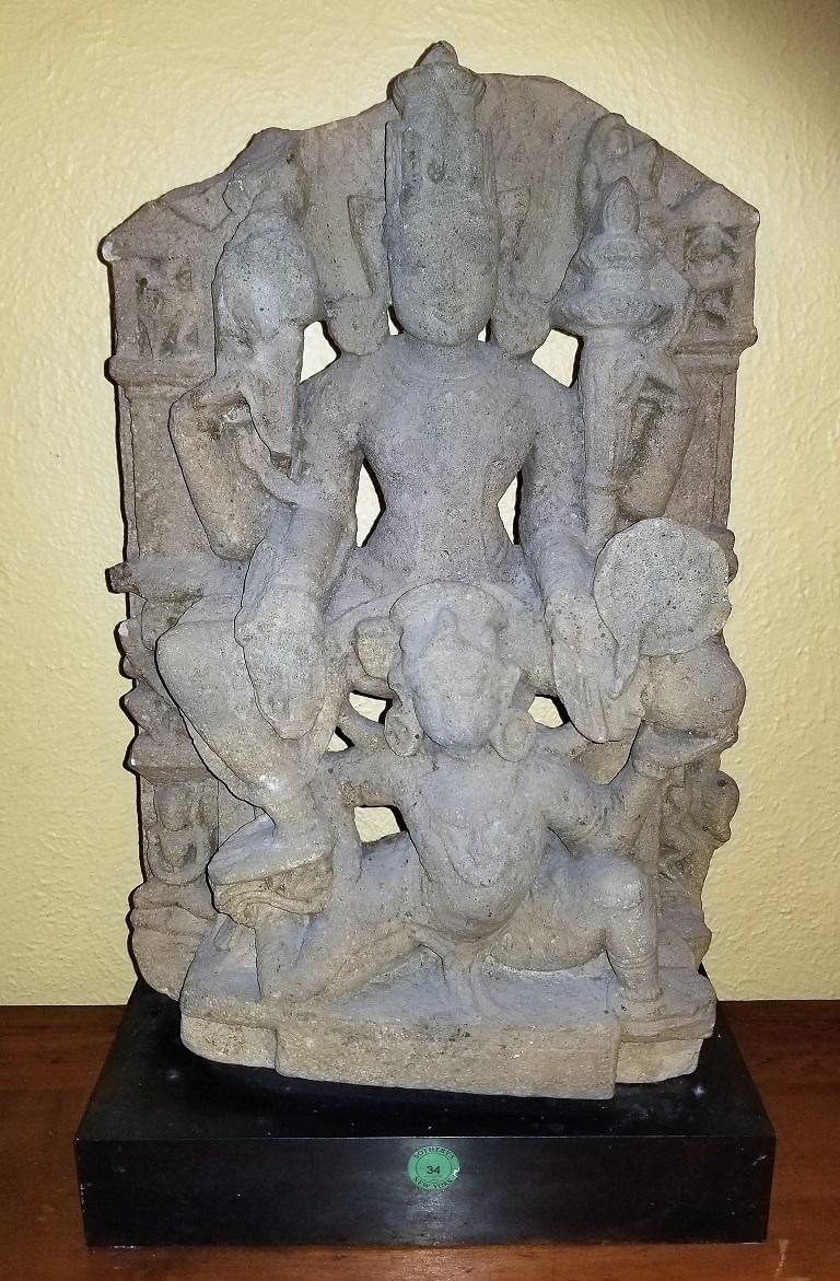 Nous vous présentons une superbe pièce d'antiquité indienne datant du 12e siècle, à savoir un Vishnu Buff en grès du centre de l'Inde.

De l'Inde centrale.

Cette pièce a une provenance impeccable !

Elle a été achetée par un collectionneur privé de