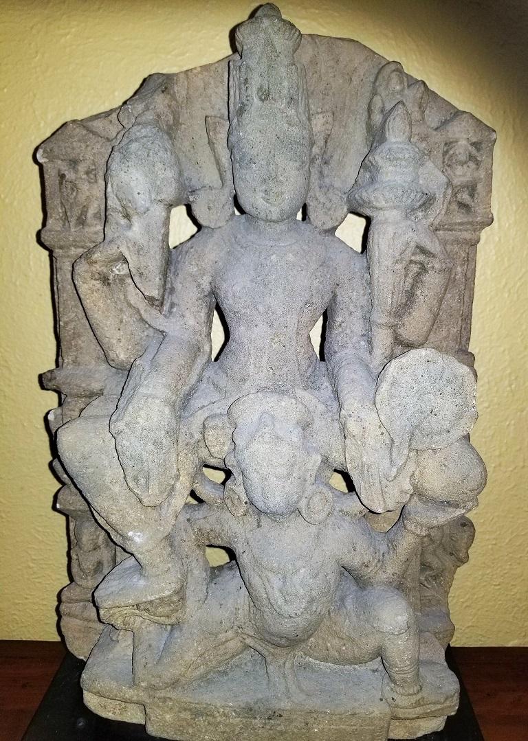 Vishnu sitzend auf Garuda Buff Sandstein Mittelindisch (Archaistisch) im Angebot