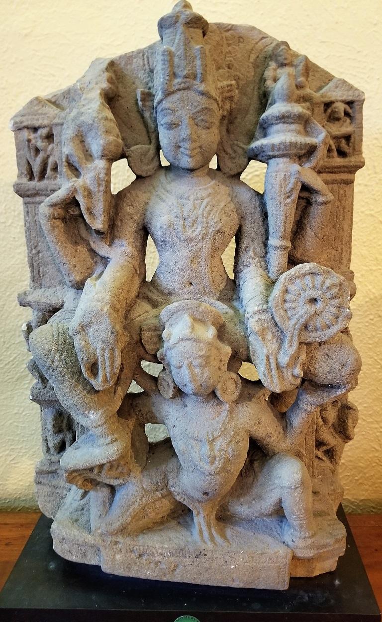 Vishnu sitzend auf Garuda Buff Sandstein Mittelindisch (Indisch) im Angebot
