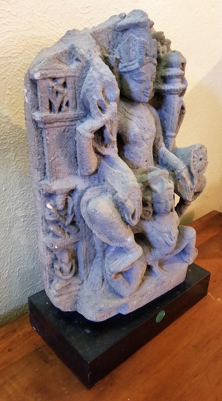 Vishnu sitzend auf Garuda Buff Sandstein Mittelindisch (Handgeschnitzt) im Angebot