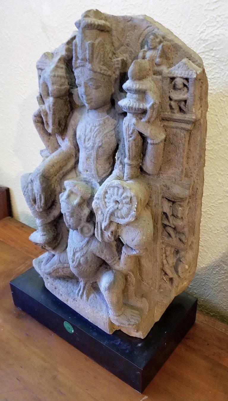 Vishnu sitzend auf Garuda Buff Sandstein Mittelindisch im Zustand „Gut“ im Angebot in Dallas, TX