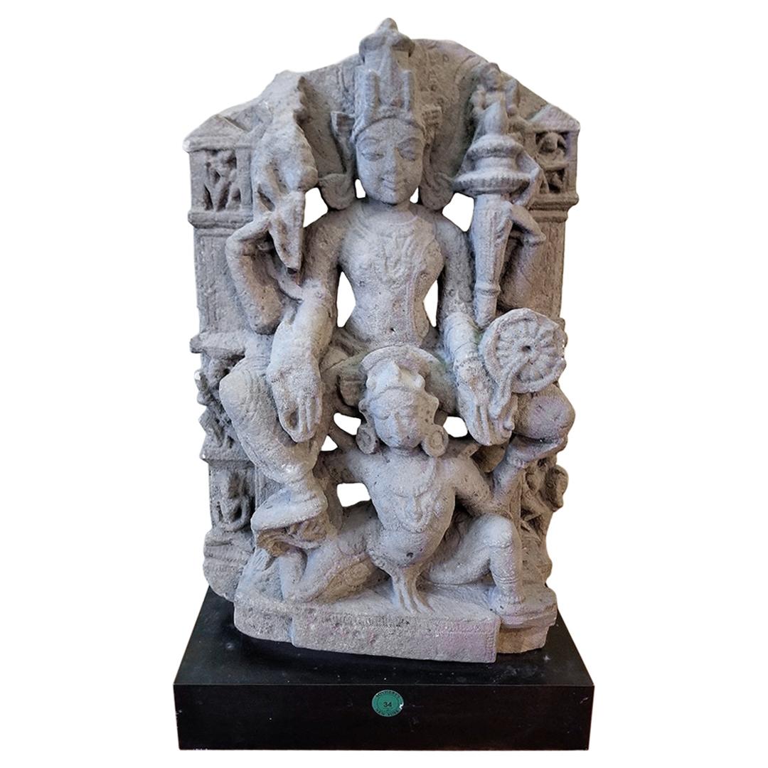 Vishnu sitzend auf Garuda Buff Sandstein Mittelindisch im Angebot
