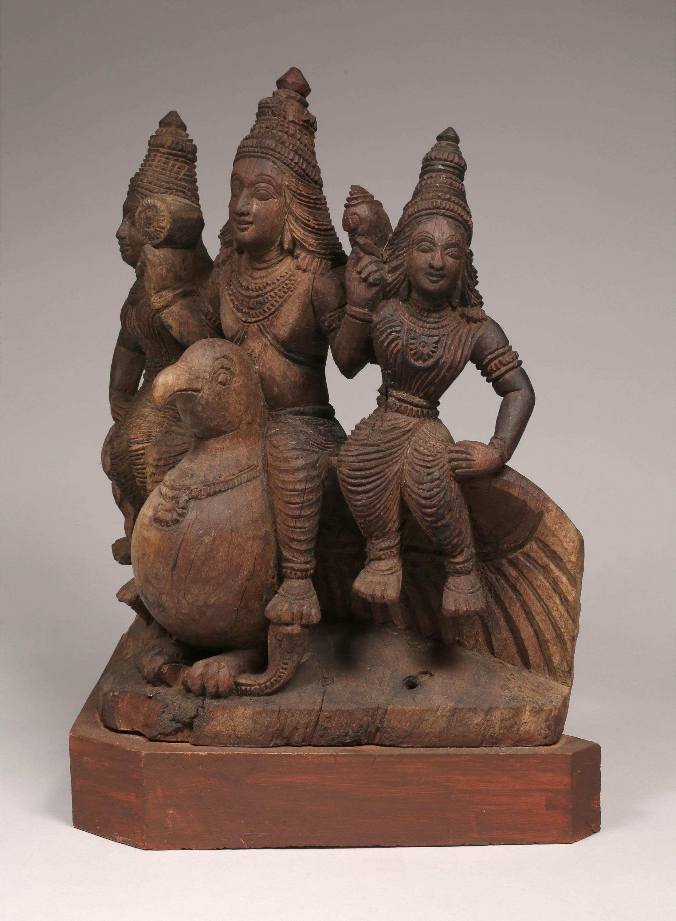 Sculpture en bois de Vishnu sur un paon avec deux assistants, Inde du Sud 
Du début au milieu du XXe siècle.