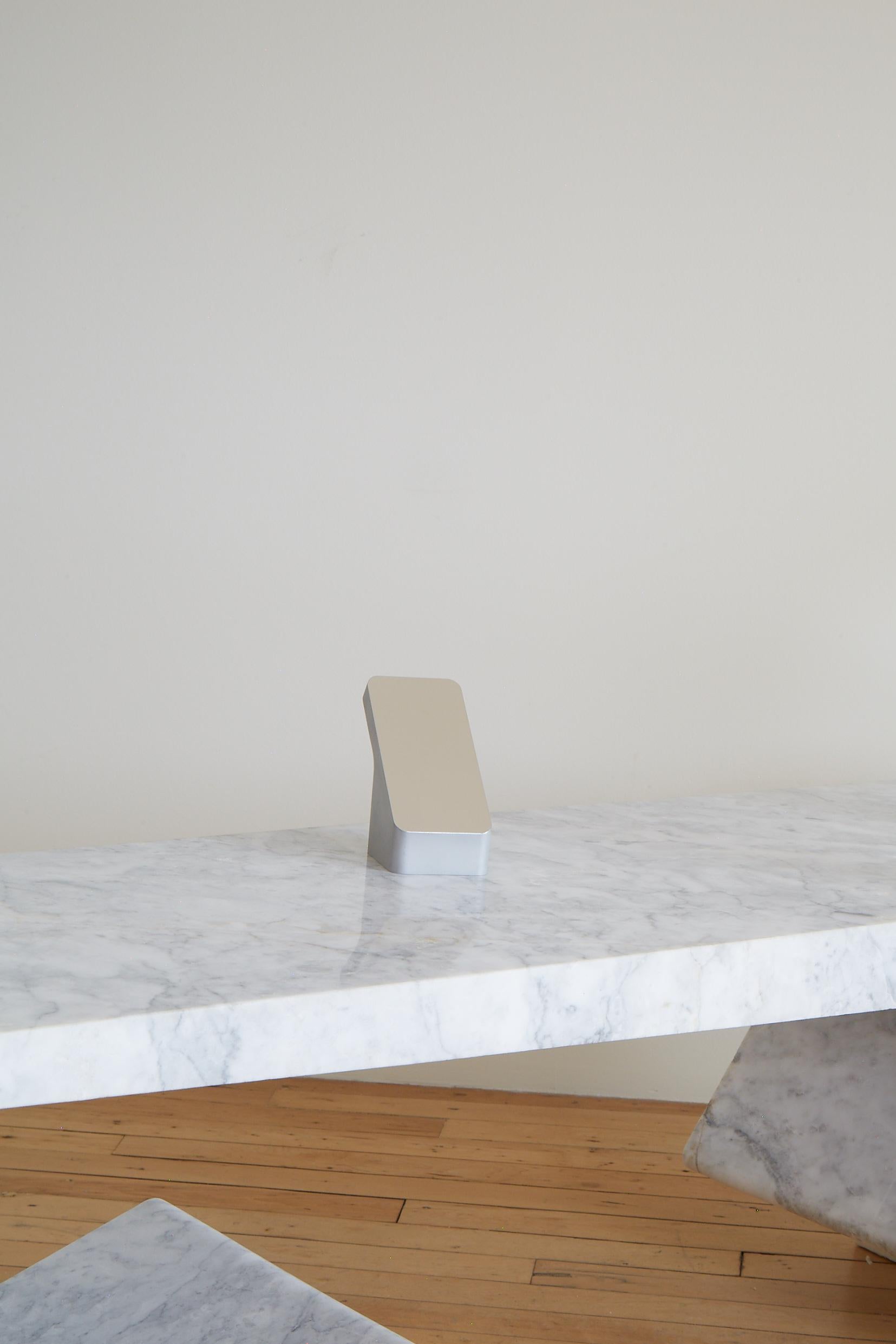 Konzeptuelle minimalistische Schreibtischskulptur aus bearbeitetem Aluminium (Minimalistisch) im Angebot