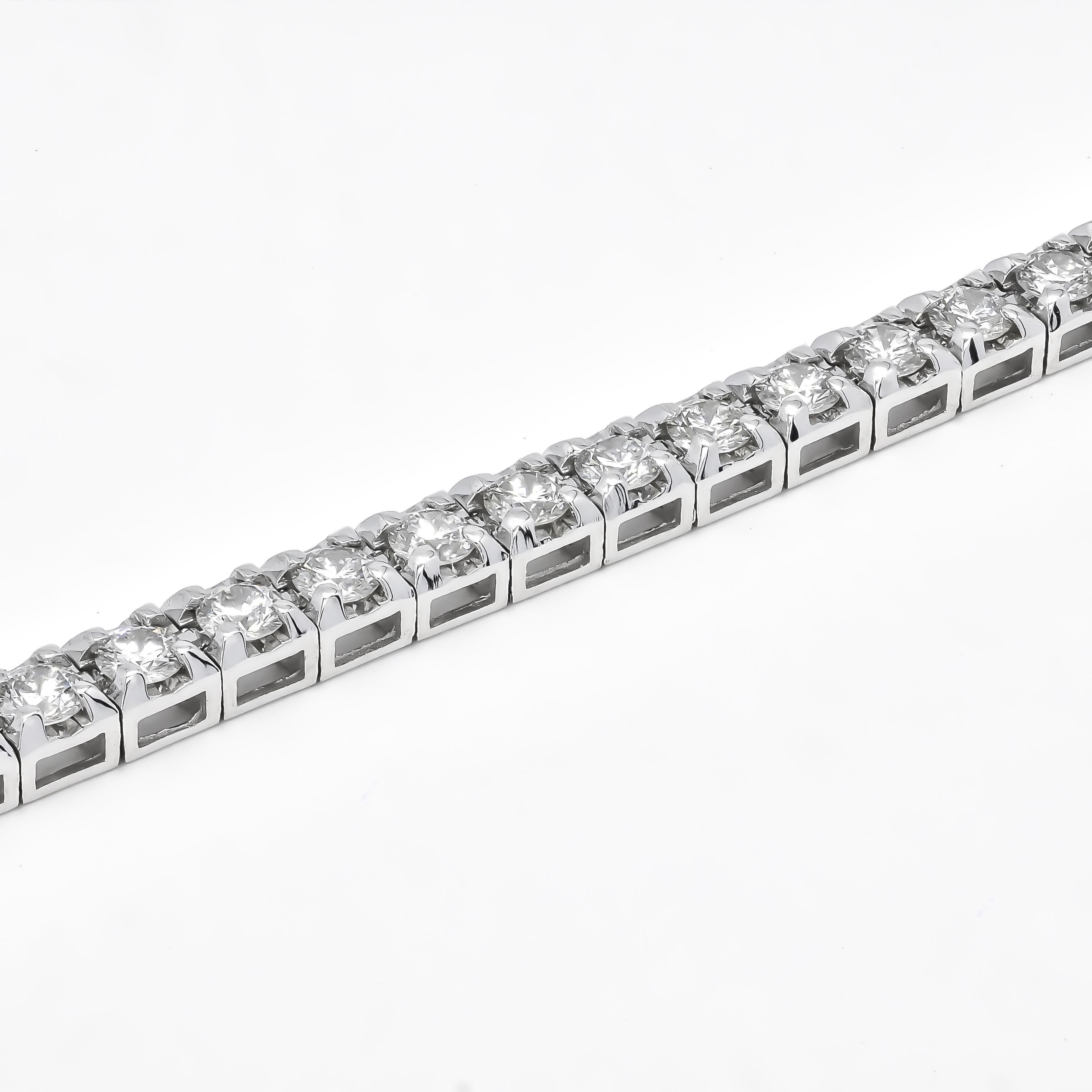 Natural Diamonds 8.00 Carat 18 karat White Gold Modern Tennis Bracelet  In New Condition For Sale In Antwerpen, BE