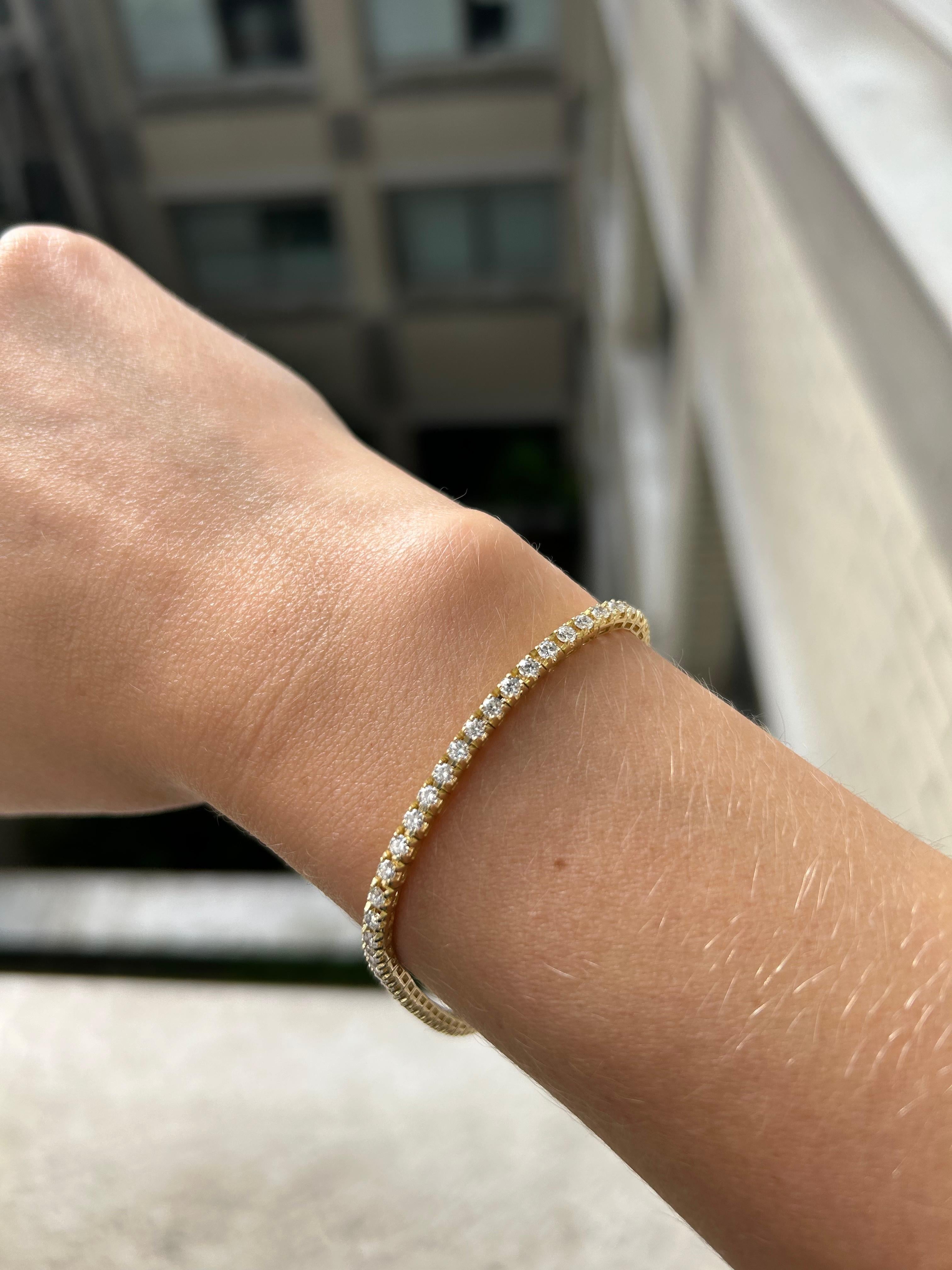 Visible 18k Yellow Gold Four Prong Tennis Bracelet in 4.00ct Natural Diamonds For Sale 3