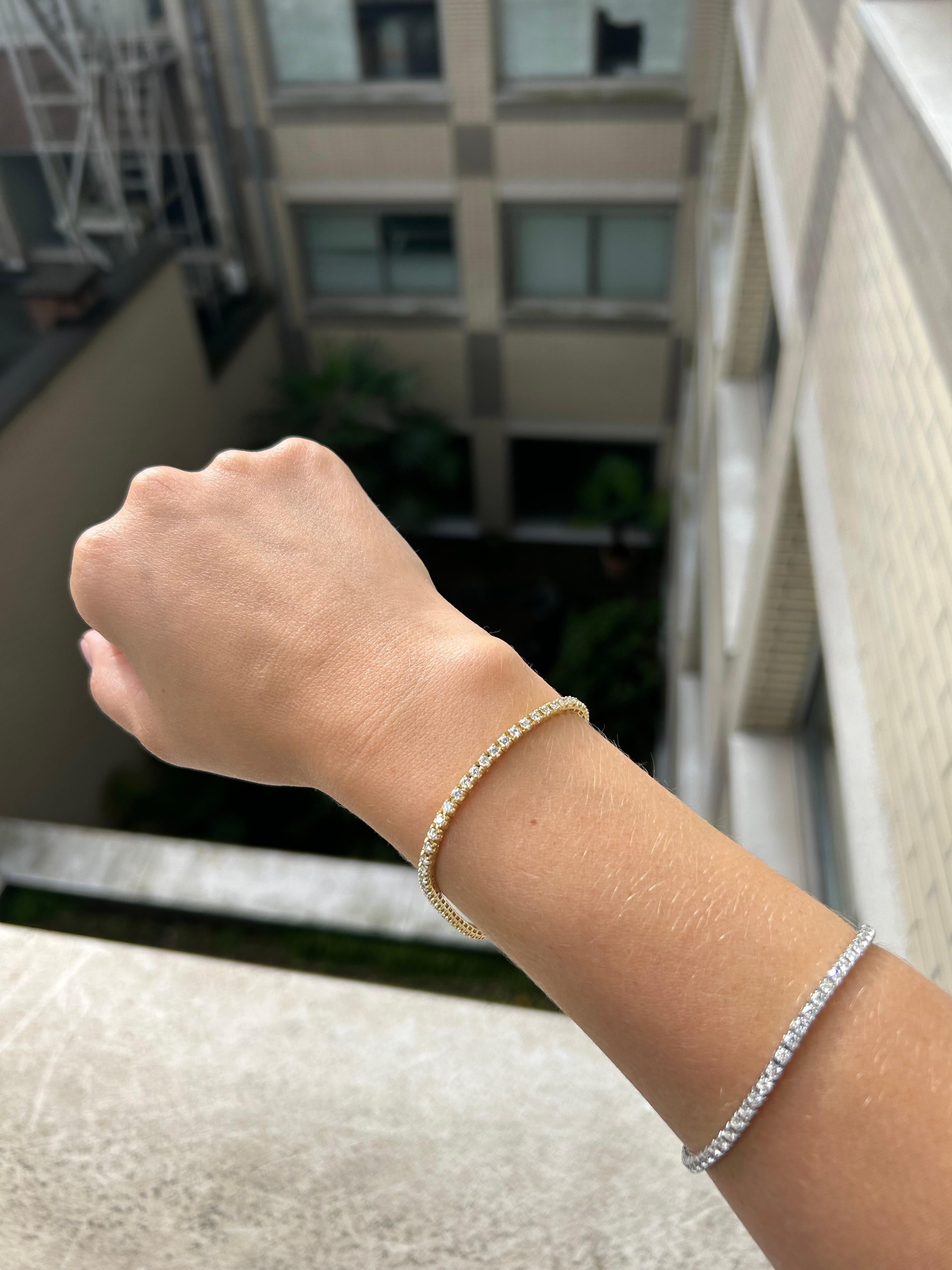 Bracciale Tennis Visible in oro giallo 18k a quattro punte con 5,00ct di diamanti naturali in vendita 4