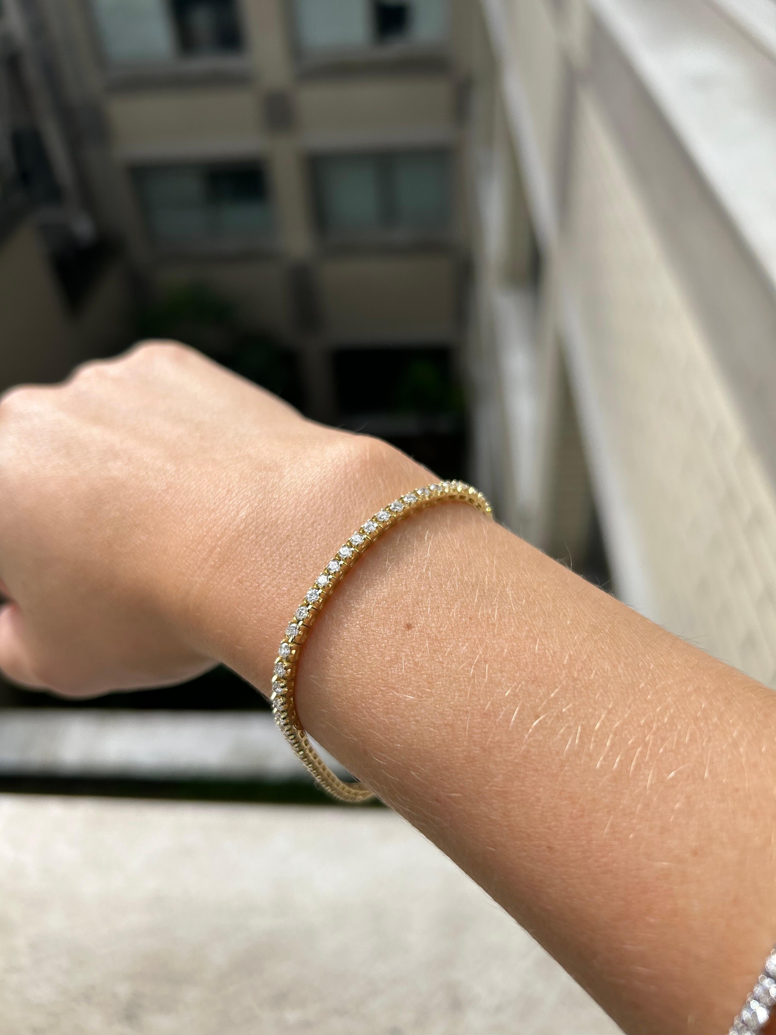 Visible 18k Yellow Gold Four Prong Tennis Bracelet in 8.00ct Natural Diamonds For Sale 7