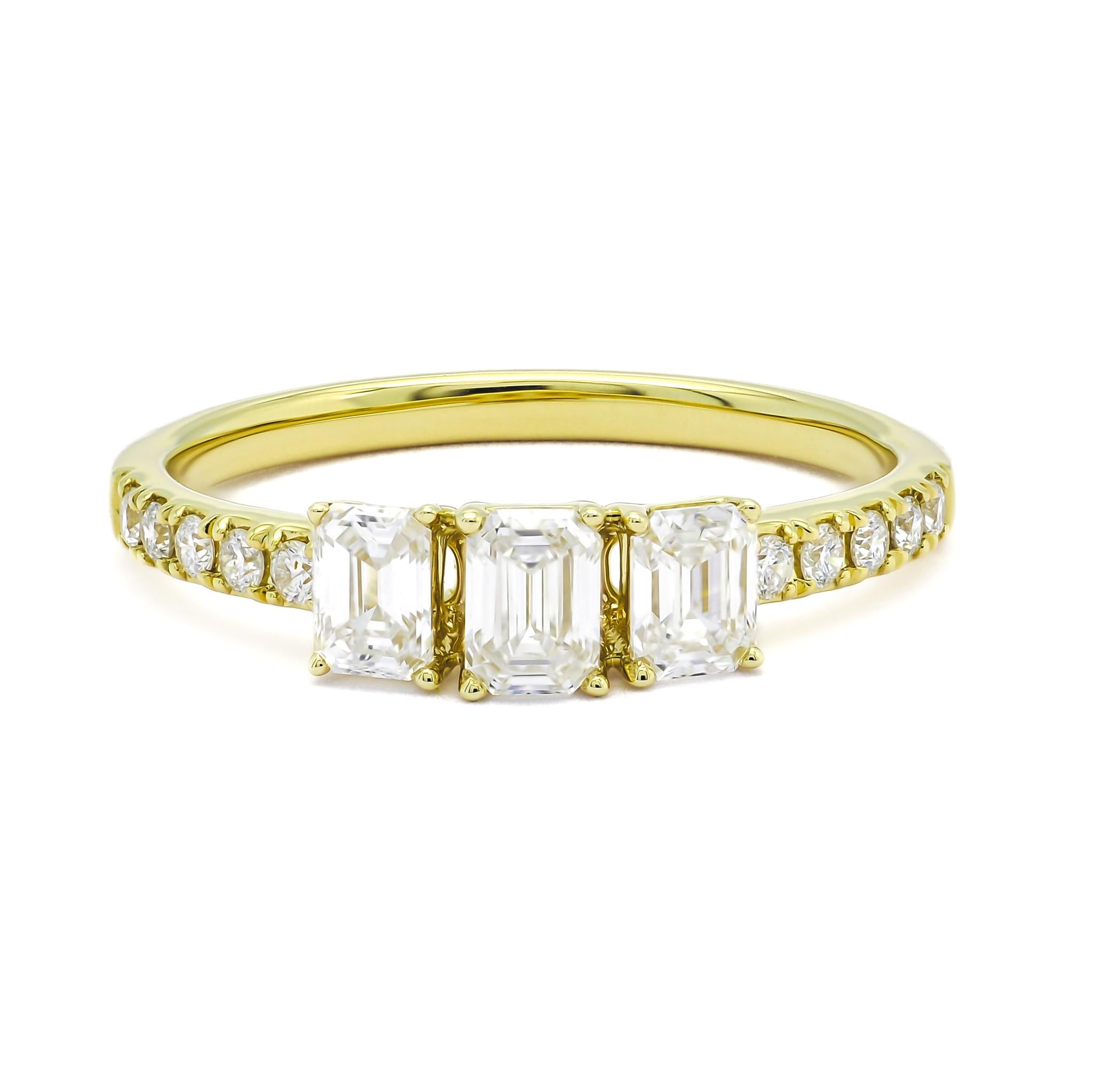  Natural Diamonds 0.80 CT 18KT Yellow Gold Emerald Cut Trilogy Anniversary Ring  In New Condition For Sale In Antwerpen, BE
