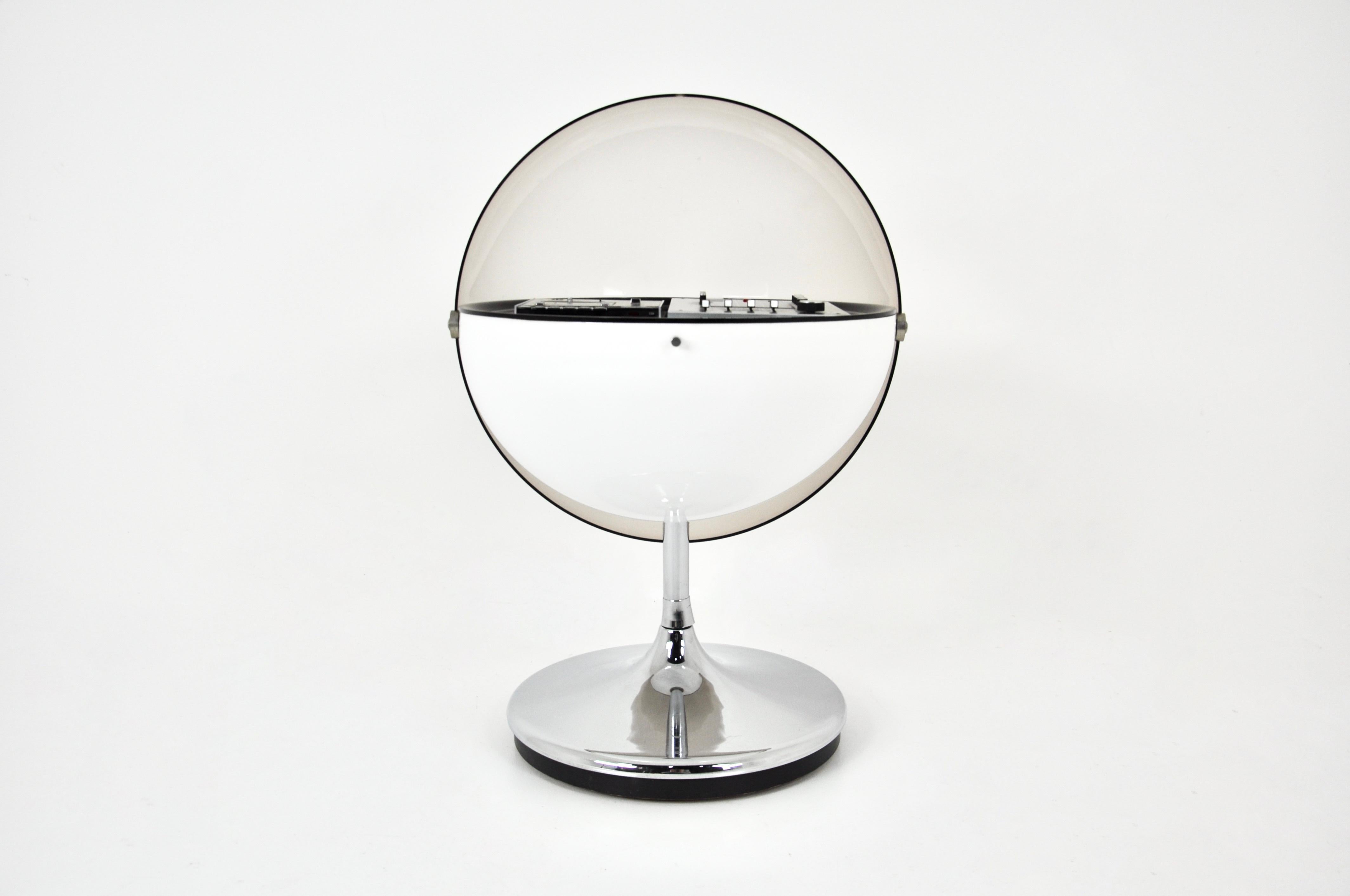 Radio Stereo Vision 2000 conçue par Thilo Oerke dans les années 70. La radio fonctionne parfaitement. Il y a également une prise bluethoot pour connecter votre téléphone portable. Il a été entièrement révisé par un ingénieur du son. Usure due au
