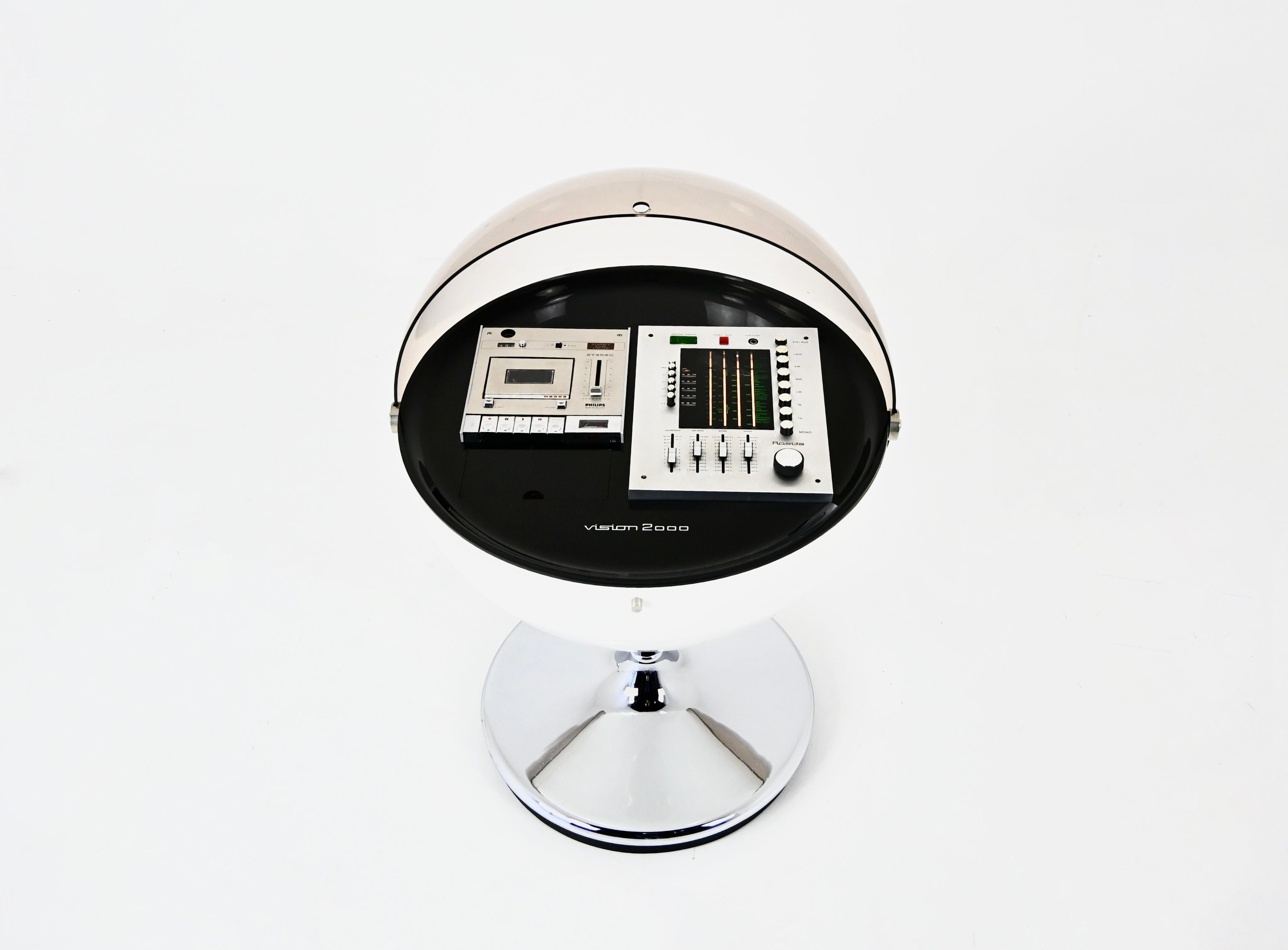 Stereo Vision 2000 radio designed by Thilo Oerke in the 70s. The radio works perfectly, having been completely overhauled by a sound engineer. There's also a bluethoot socket for connecting a cell phone. Wear due to time and age.
FOR SHIPPING,