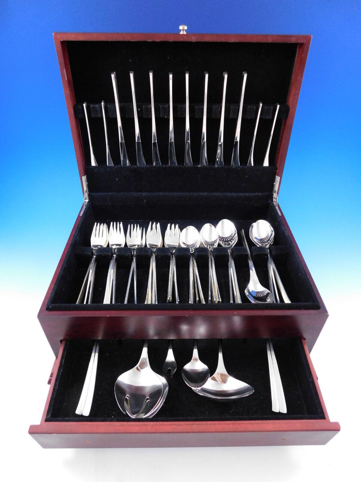 Couverts internationaux en argent sterling du motif Vision conçu par Ronald Hayes Pearson et breveté en 1961. Ce modèle abandonné présente des lignes épurées, inspirées du modernisme, et figure dans le livre 