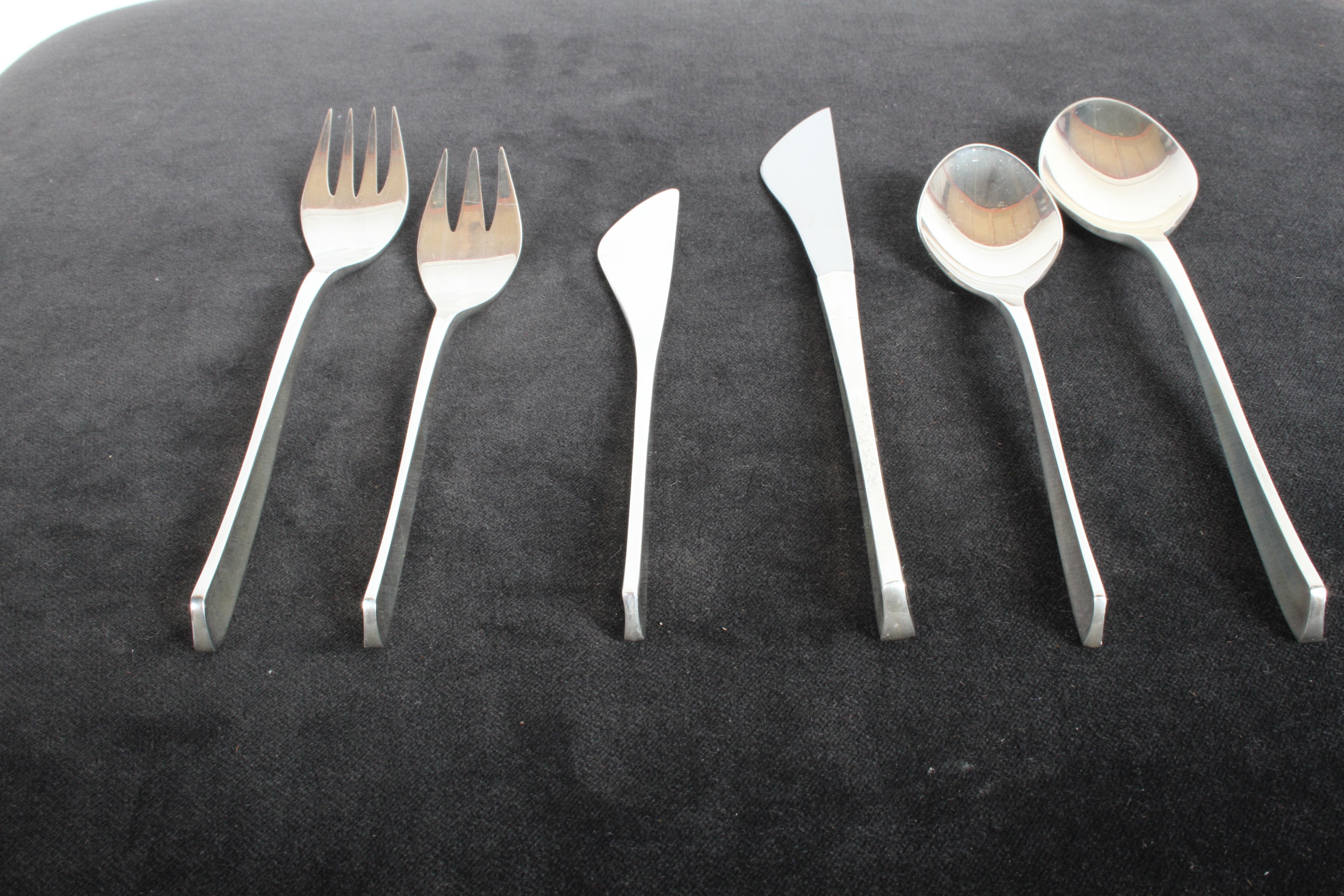 Vintage set of Mid-Century Modern International Sterling Silver flatware in the pattern Vision designed by Ronald Hayes Pearson designed in 1961. This table setting for 12 was lightly used, if used at all, comes with vintage cloth bags. 

Set