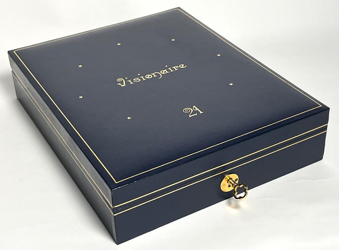 Visionaire 21:
Baraja de Cartas Artísticas con estuche de vinilo y baraja de cartas grandes en su interior. Cada tarjeta mide 7,5 x 5 pulgadas.
Imágenes de varios diseñadores y fotógrafos, como Karl Lagerfeld, Fabio Baron, M/M Paris, Mario Testino,