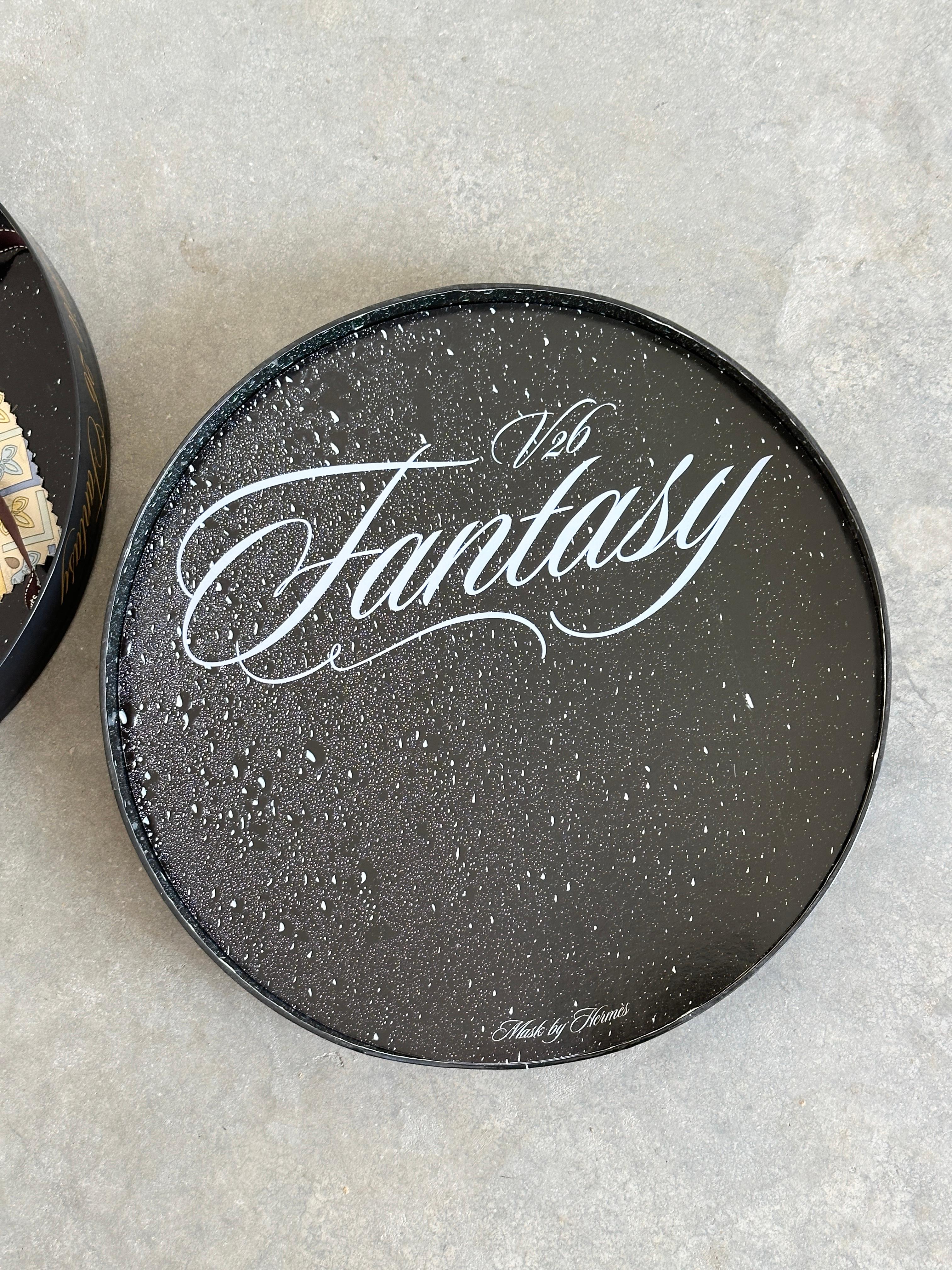 Extrait du site web de Visionaire :

Le fantastique est le sous-texte de chaque numéro de Visionaire, mais avec 26 FANTASY, nous avons repoussé les limites du fantastique. Une boîte ronde contient des œuvres d'art rondes non reliées. Chacun des