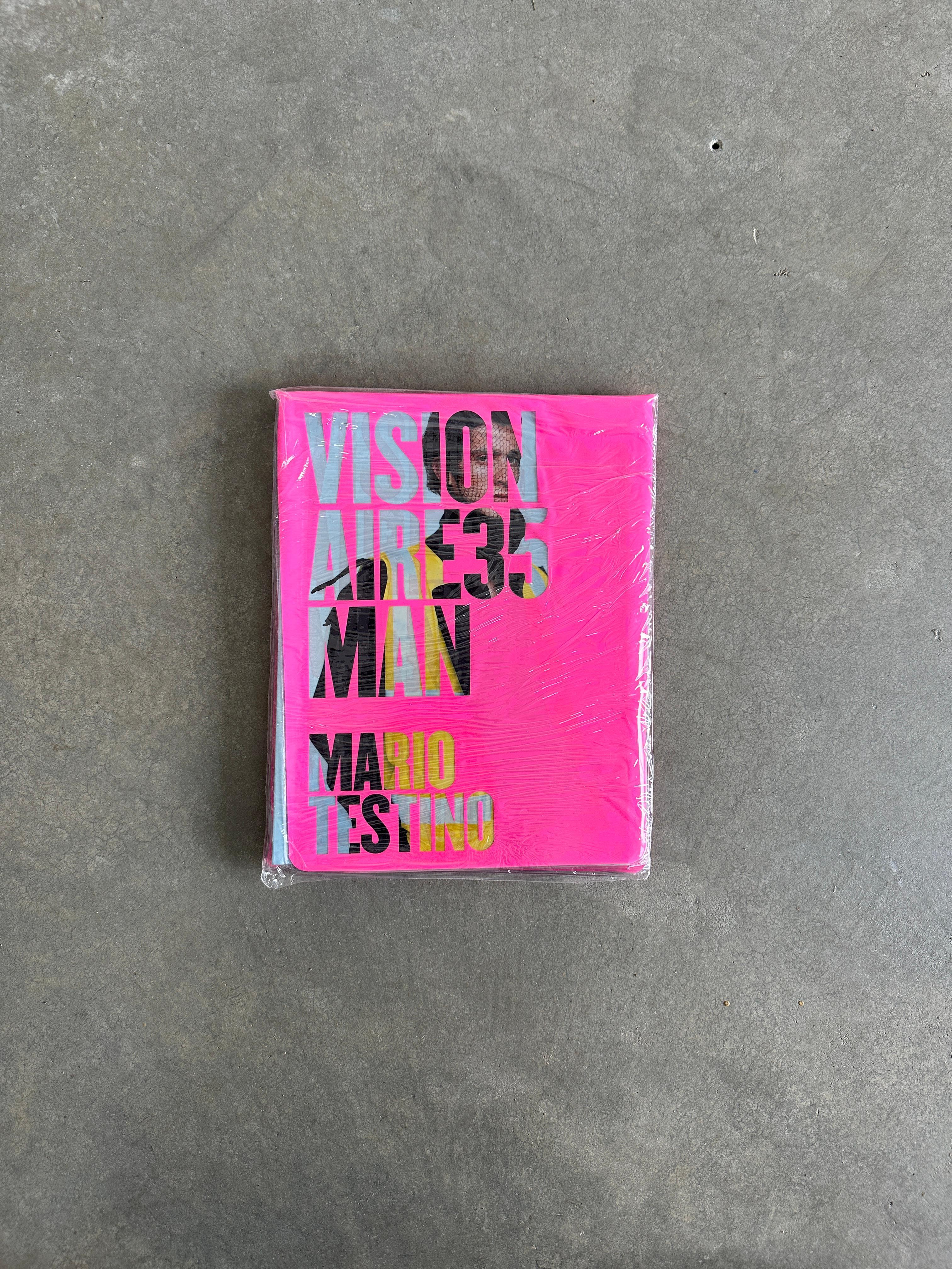Del sitio web de Visionaire:

En Visionaire 35 MAN, Mario Testino, en su segunda etapa como editor invitado, conceptualizó la revista masculina definitiva, con iconos del pasado y nuevos héroes, anuncios de los años 70, fotografías hechas por