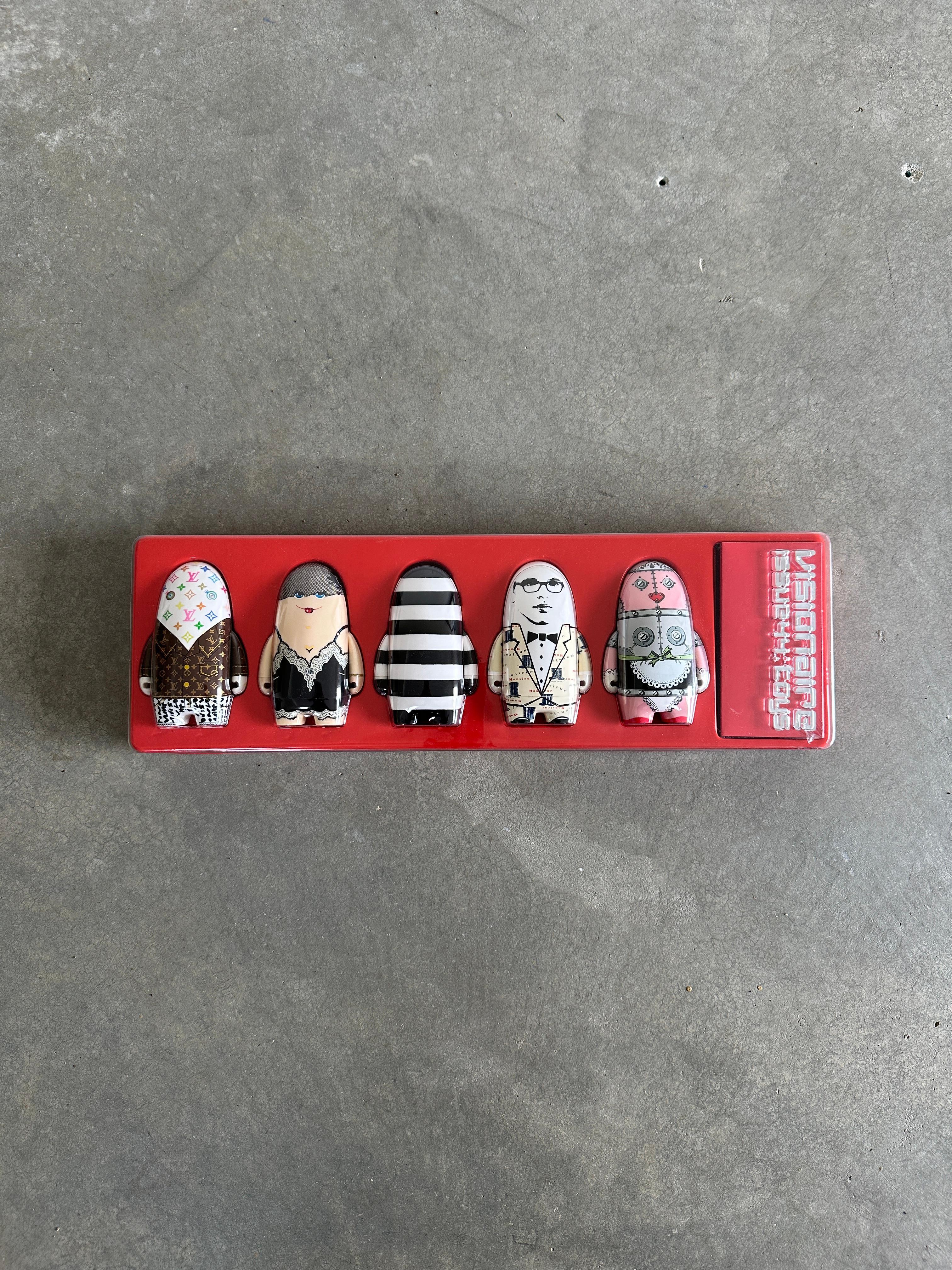 Édition limitée, numérotée 2477 sur 4000 exemplaires.

Extrait du site web de Visionaire :

44 TOYS, en collaboration avec Kidrobot, se compose de dix personnages humanoïdes créés par des designers tels que Karl Lagerfeld, Miuccia Prada et Marc