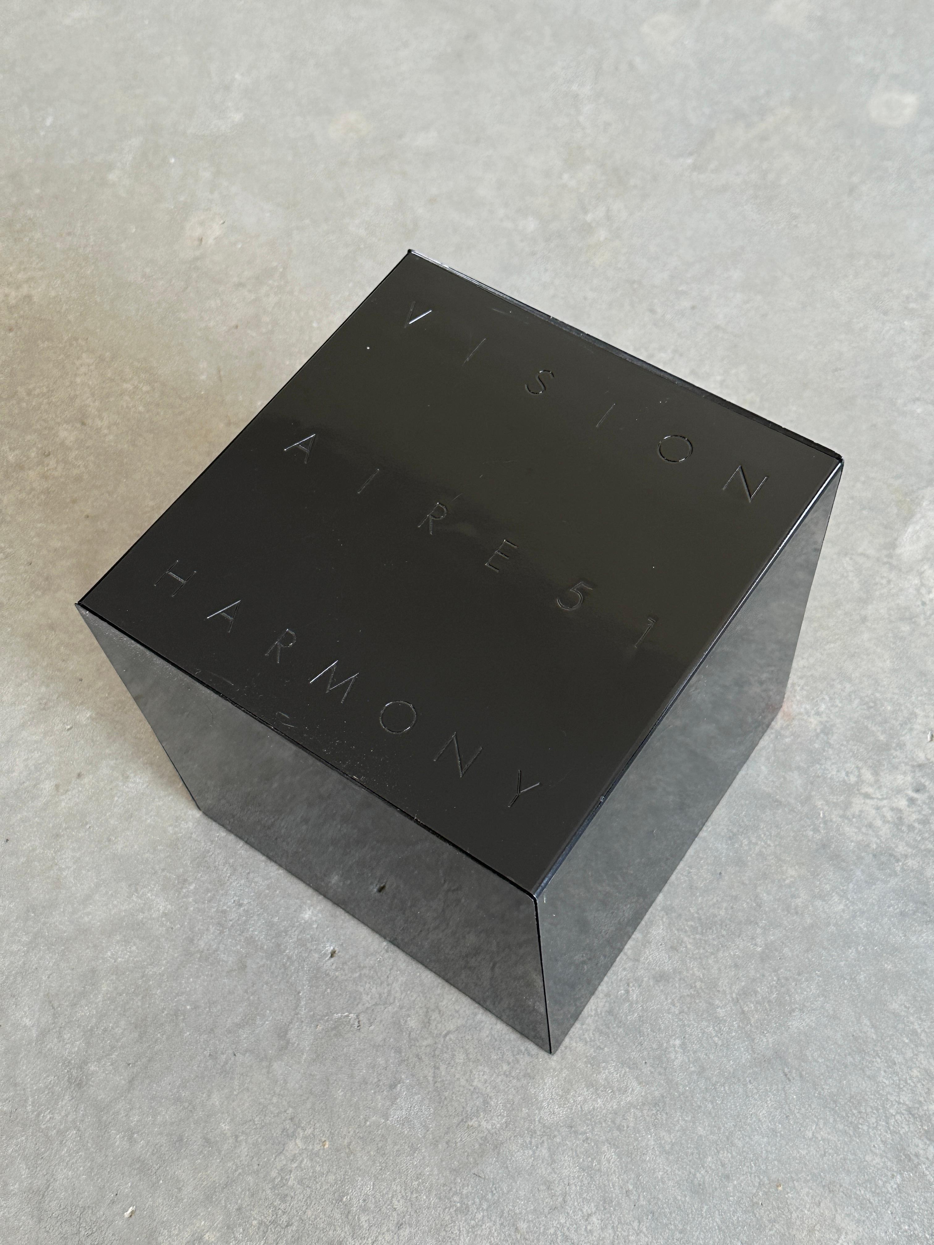 Édition limitée.

Extrait du site web de Visionaire :

51 HARMONY, sponsorisé par Lexus, célèbre le lancement de sa première voiture hybride. HARMONY se compose de six puzzles recto-verso surdimensionnés (près de 3' x 3'), imprimés avec des œuvres