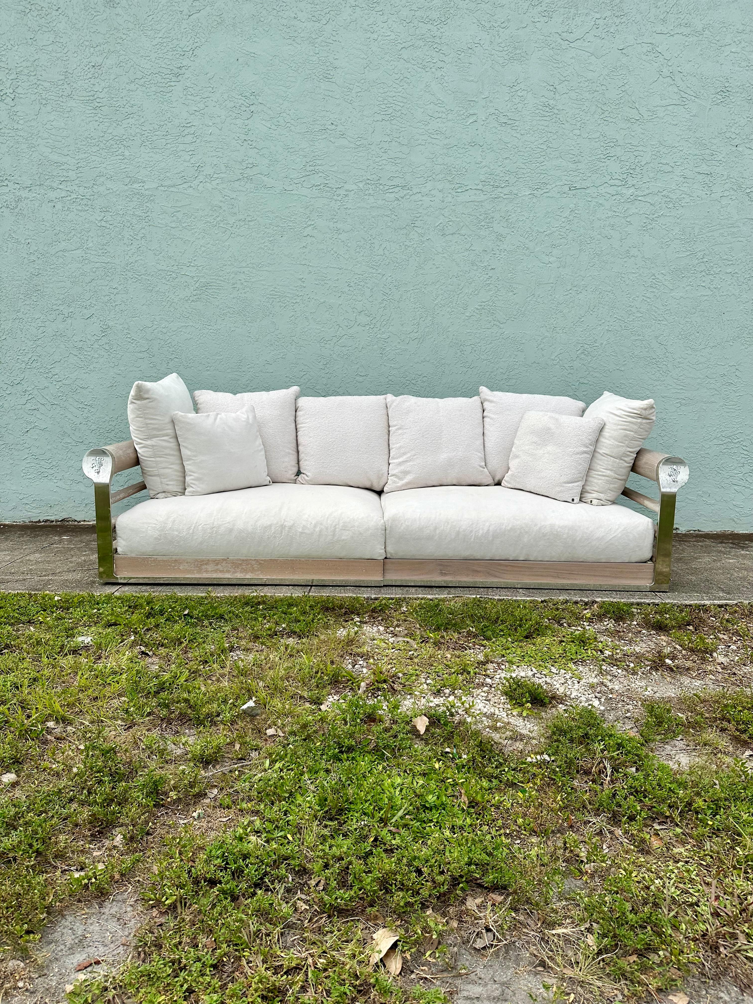 Trasportati nel 21° secolo, elegante e sofisticato, con questo squisito divano a scaletta in stile rustico scolpito e lavorato a mano. Il divano ultra raro conferisce un'aria di lusso e raffinatezza. Il design è eccezionale. Questo bellissimo divano