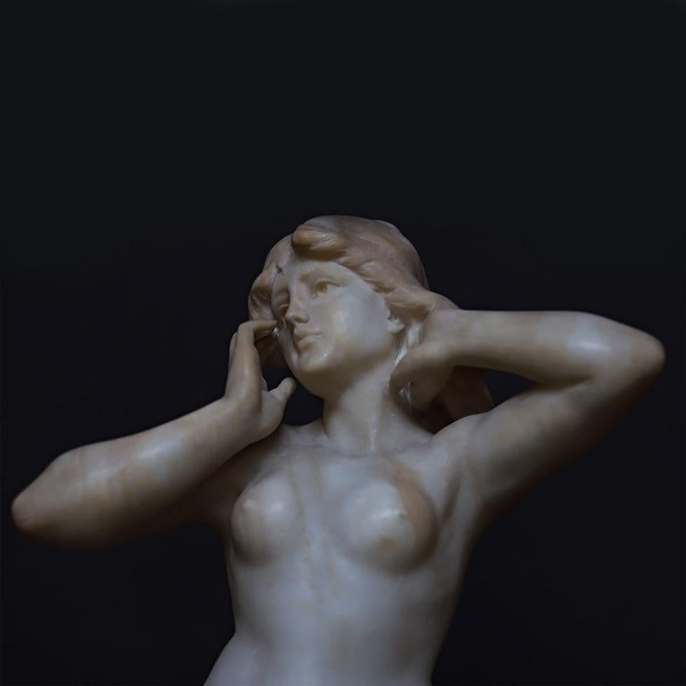 Verführung und Anmut verströmen diese herrliche weibliche Skulptur, die dem Bildhauer Ferdinando Vichi (1875-1941) zugeschrieben wird und heute Teil der umfangreichen Sammlung des Romanelli ist. Die aus feinem Alabaster gefertigte Silhouette wirkt