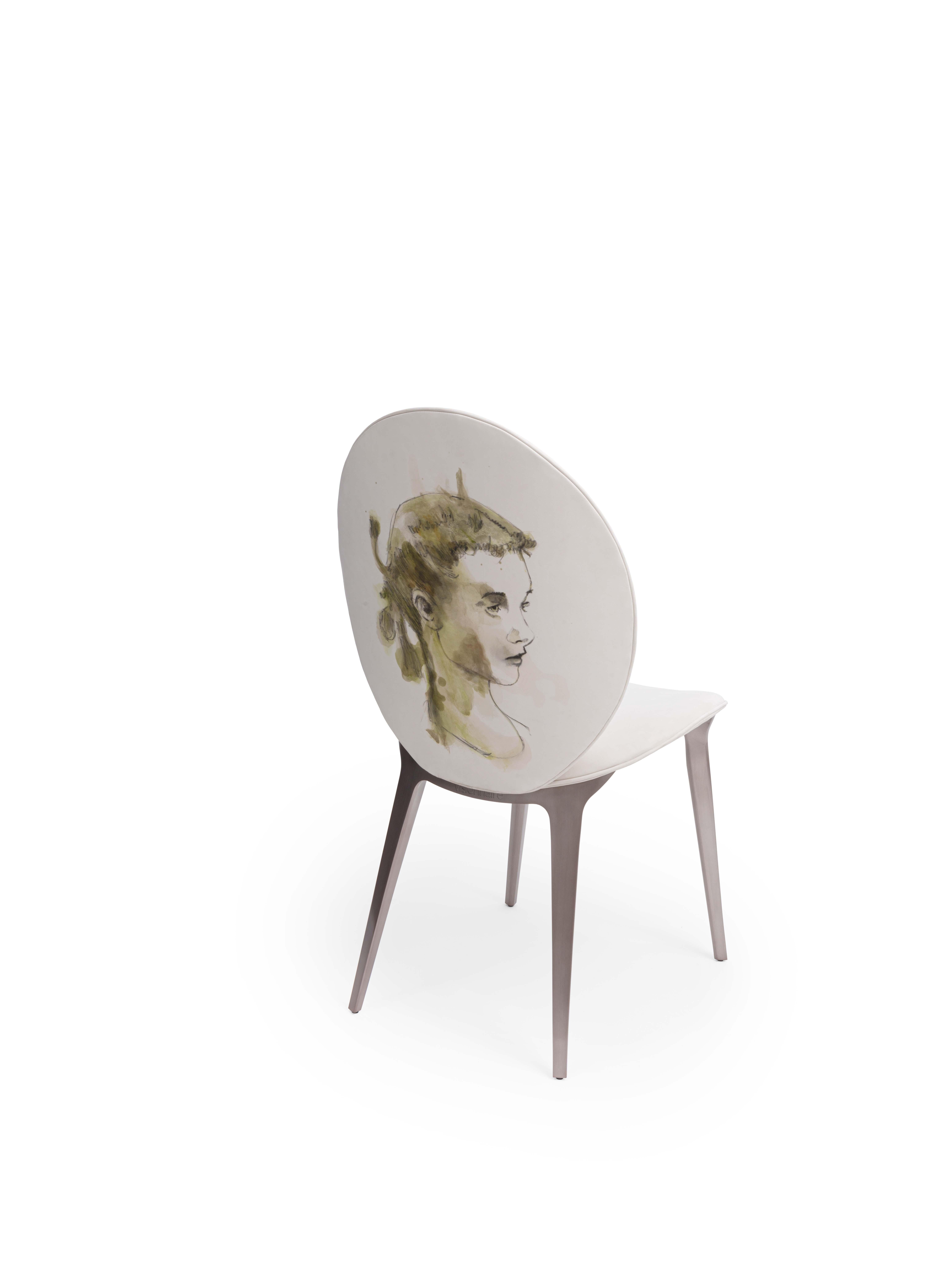 Gepolsterter Stuhl. Polstermöbel aus Nabuk Libeccio Zinco mit Kunstwerken von Domenico Grenci. Beine in satinierter Siena-Lackierung.