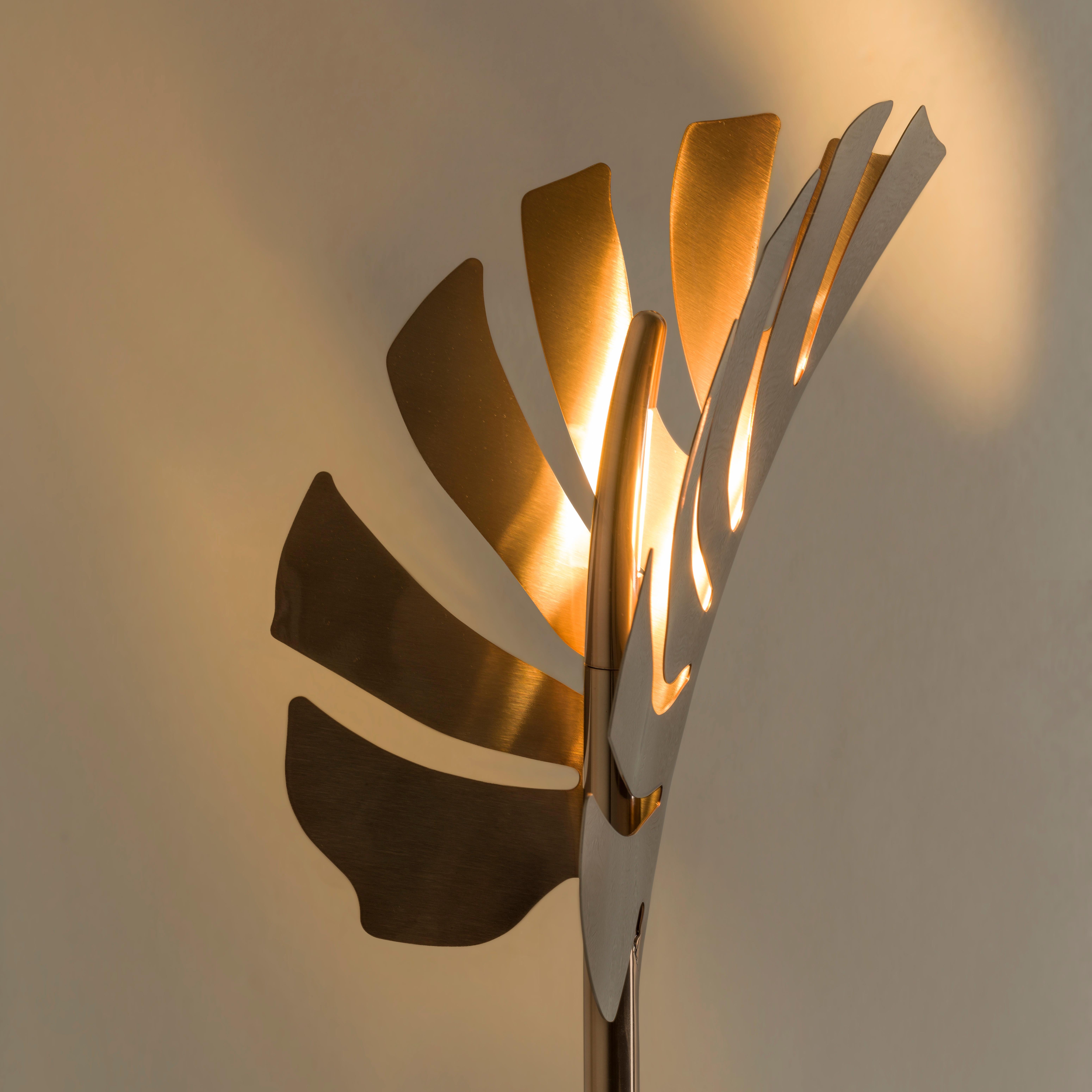 Metallic leaves supported by marble elements, they contain luminous pistils that reflect their shape on the walls.