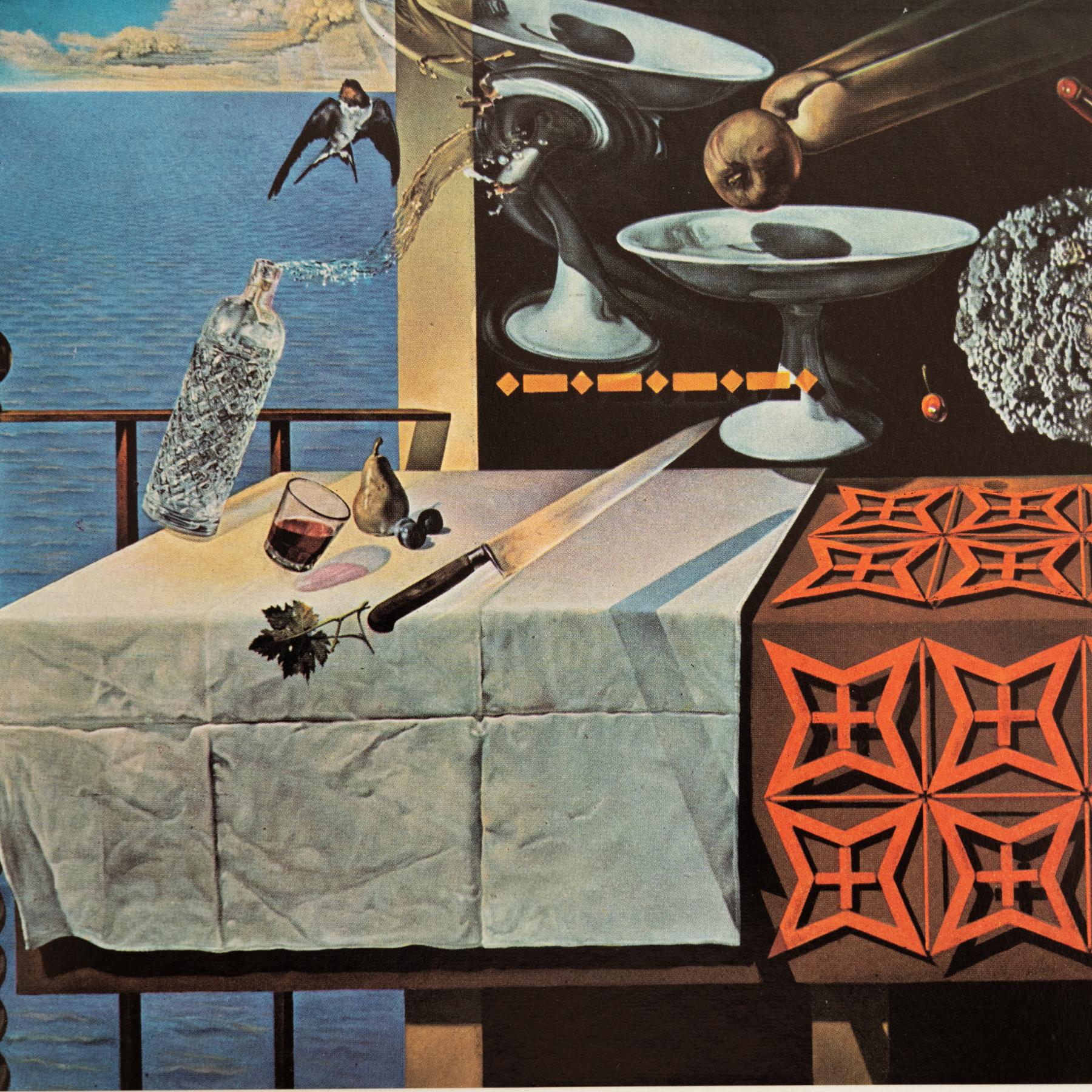 Tauchen Sie ein in die fantastische Welt von Salvador Dalí mit diesem fesselnden Farbklischee, das 1957 von Editions du Chêne in Paris, Frankreich, sorgfältig herausgegeben wurde. Eingefasst in einen wunderschönen Massivholzrahmen mit einer Breite