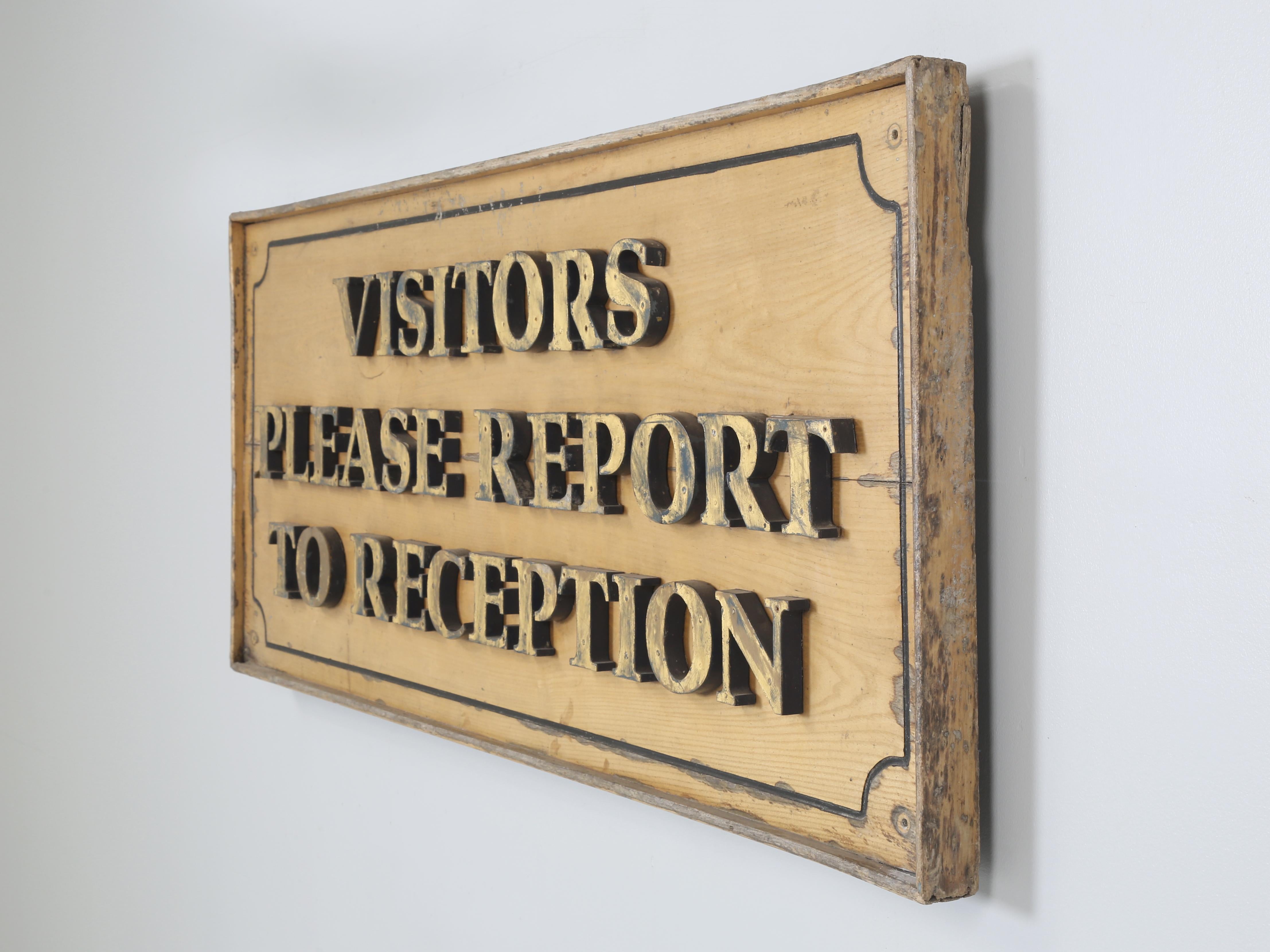 Besucher bitte an der Rezeption melden, Antikes Schild Unrestaurierter Originalzustand im Angebot 3