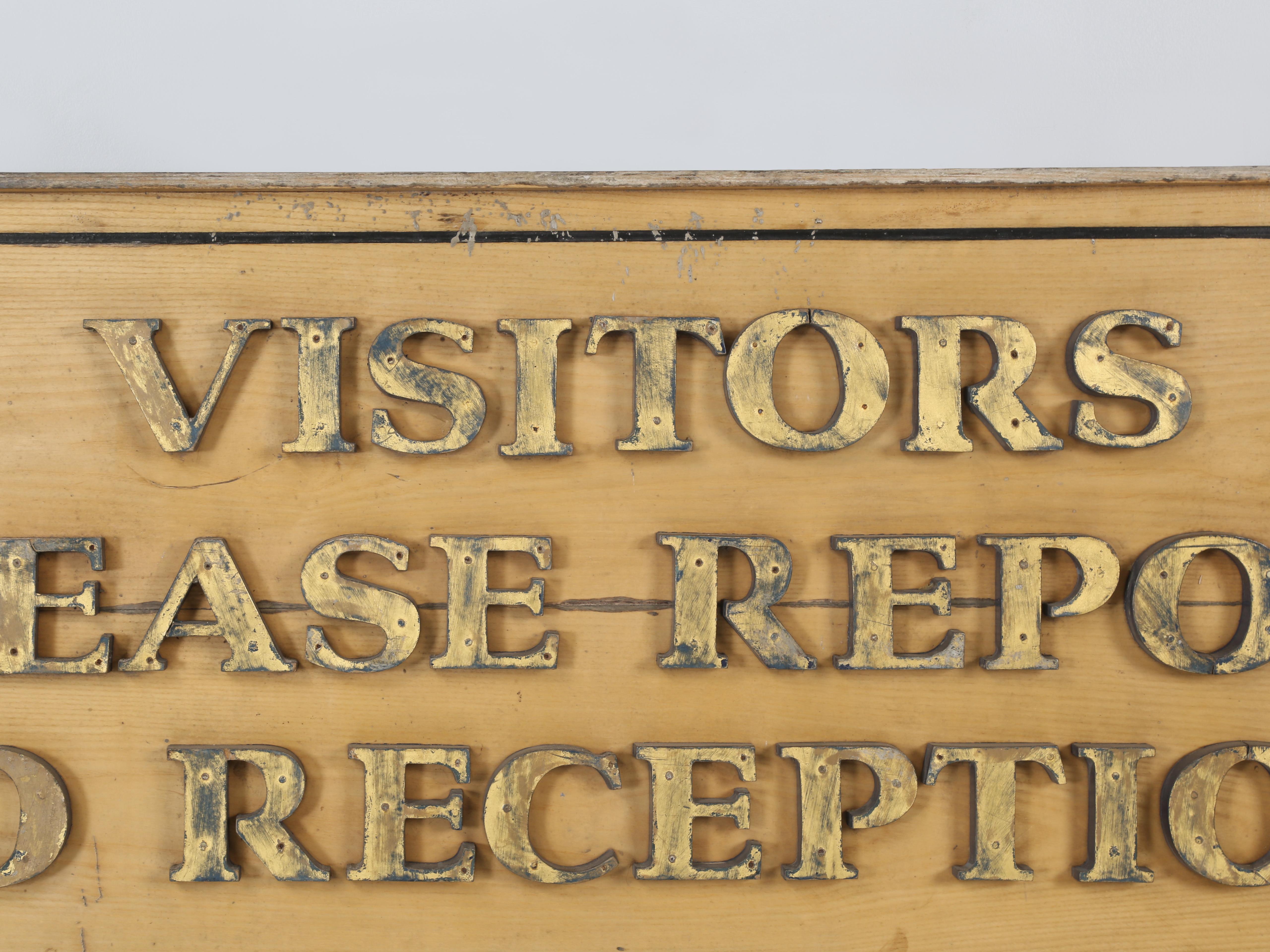 Besucher bitte an der Rezeption melden, Antikes Schild Unrestaurierter Originalzustand (Land) im Angebot