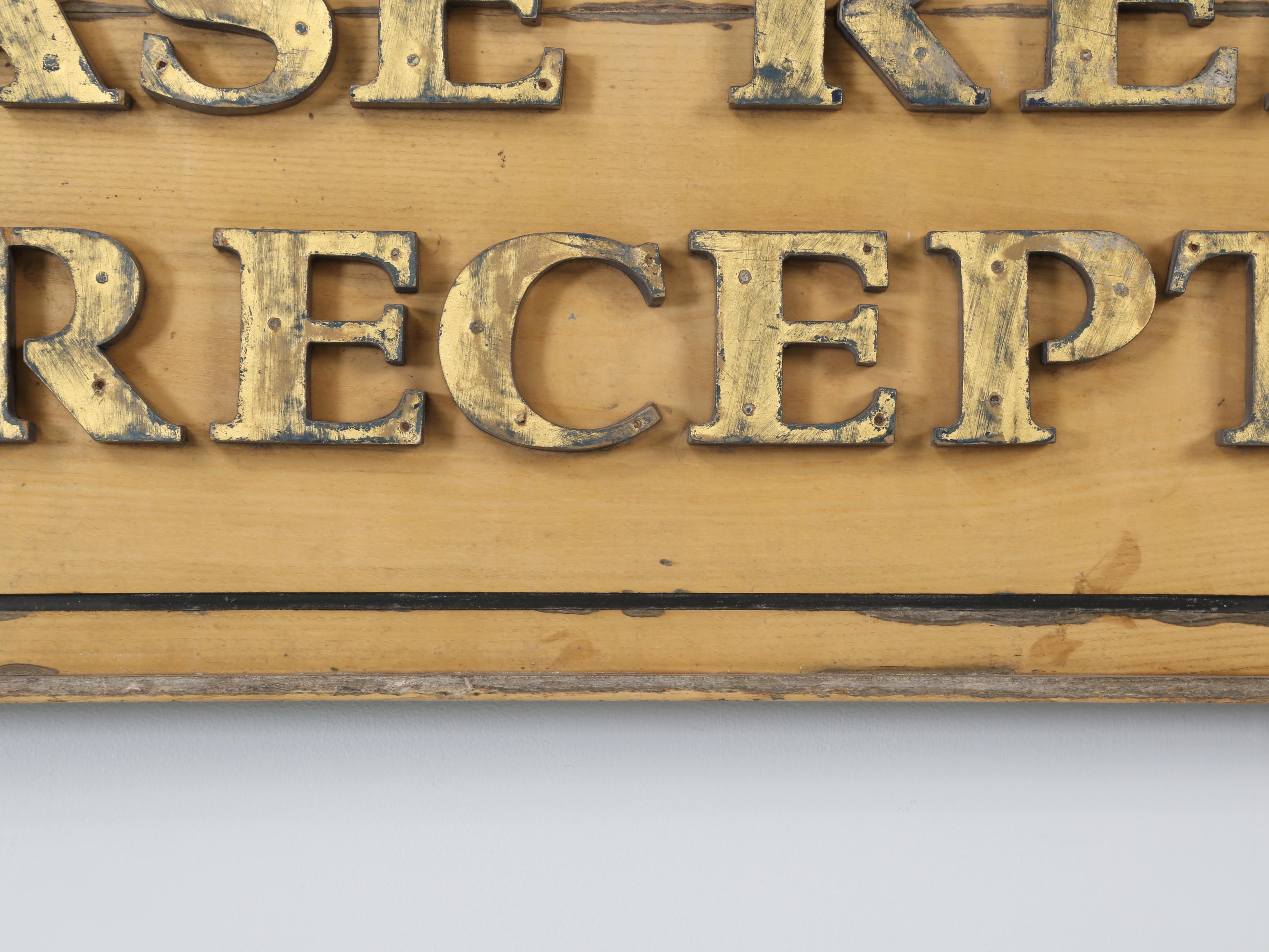 Besucher bitte an der Rezeption melden, Antikes Schild Unrestaurierter Originalzustand im Zustand „Gut“ im Angebot in Chicago, IL