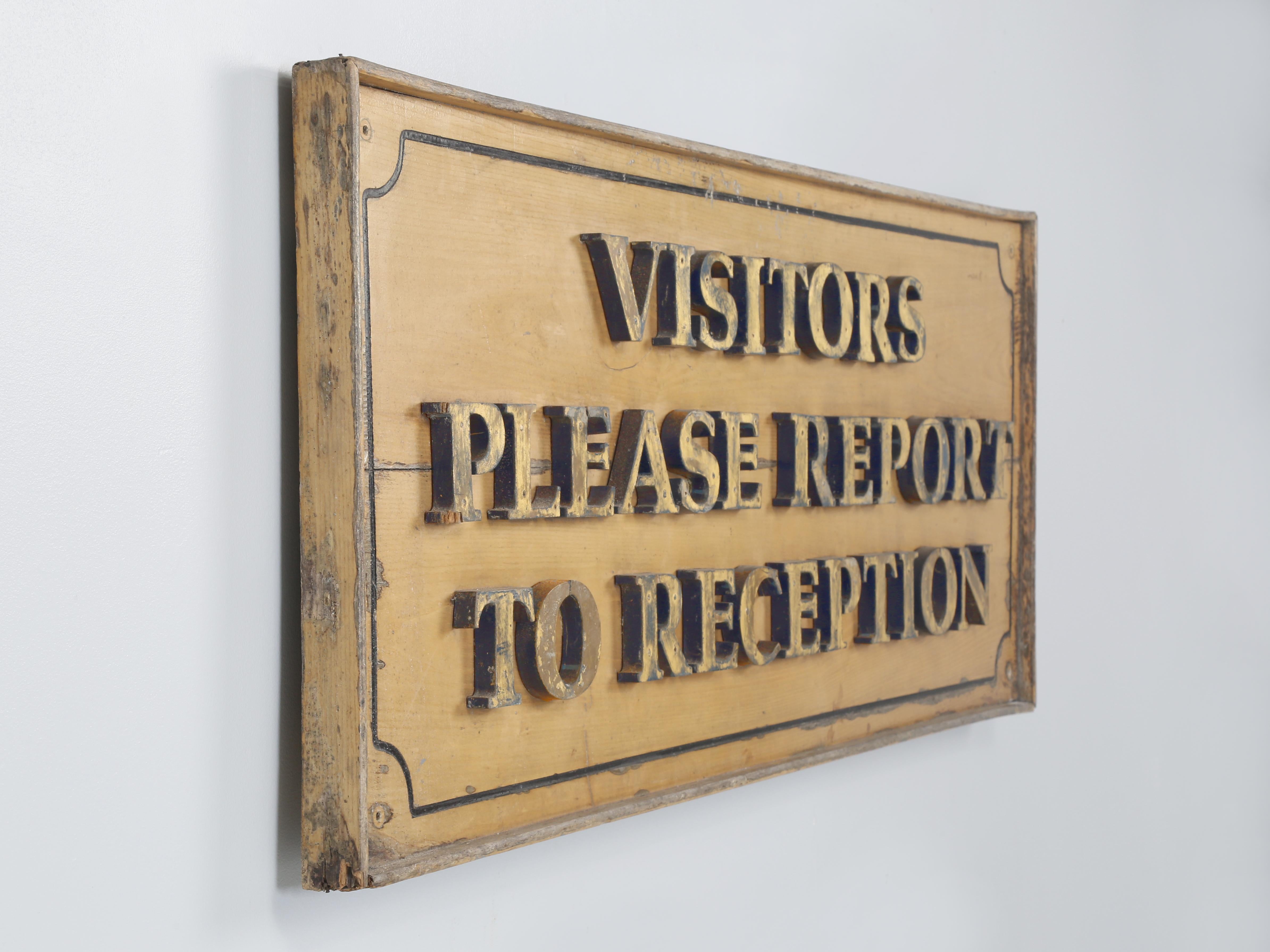 Besucher bitte an der Rezeption melden, Antikes Schild Unrestaurierter Originalzustand (Holz) im Angebot