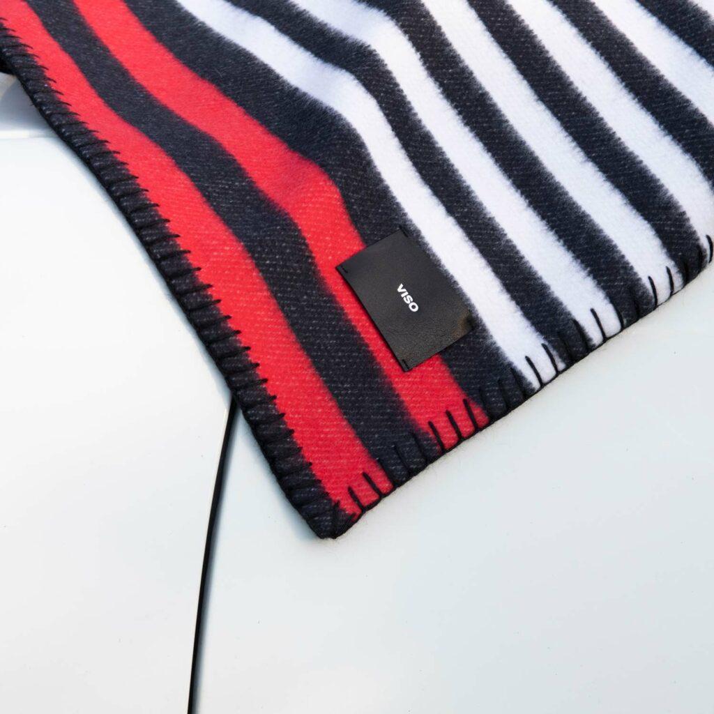 XXI secolo e contemporaneo Coperta Viso Merino VMEB0201 in nero, bianco e rosso in vendita
