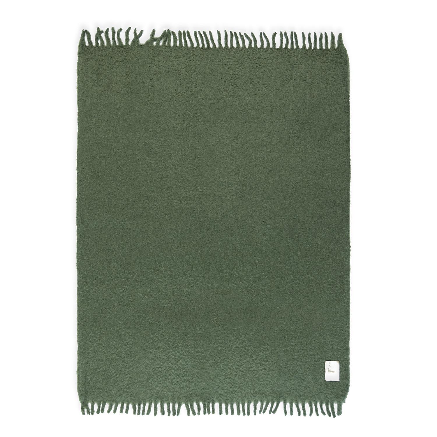 Il Mohair più pregiato viene trattato da maestri cardatori, tosatori, tintori e tessitori per creare una coperta diversa da tutte le altre. Realizzata con un processo di tessitura completamente manuale secondo una tradizione che risale al XV secolo,