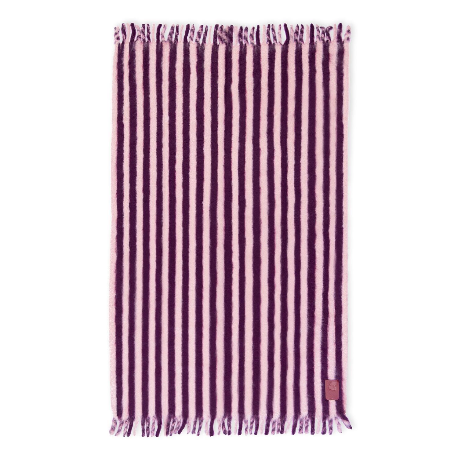 Il Mohair più pregiato viene trattato da maestri cardatori, tosatori, tintori e tessitori per creare una coperta diversa da tutte le altre. Realizzata con un processo di tessitura completamente manuale secondo una tradizione che risale al XV secolo,