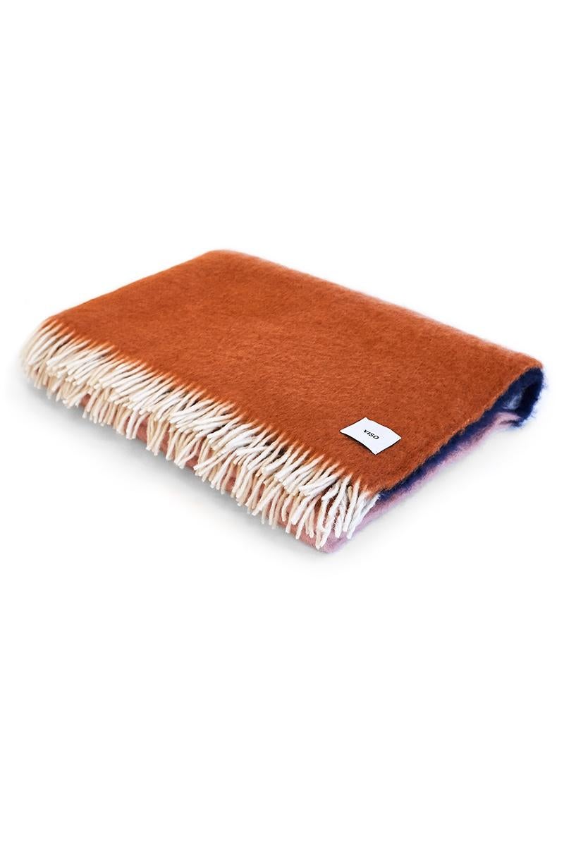 The most exquisite mohair is handled by master carders, shearers dyers and weavers to create a one of kind blanket unlike any other.
Created in a fully manual weaving process keeping with a tradition that dates back to the 15th century, this