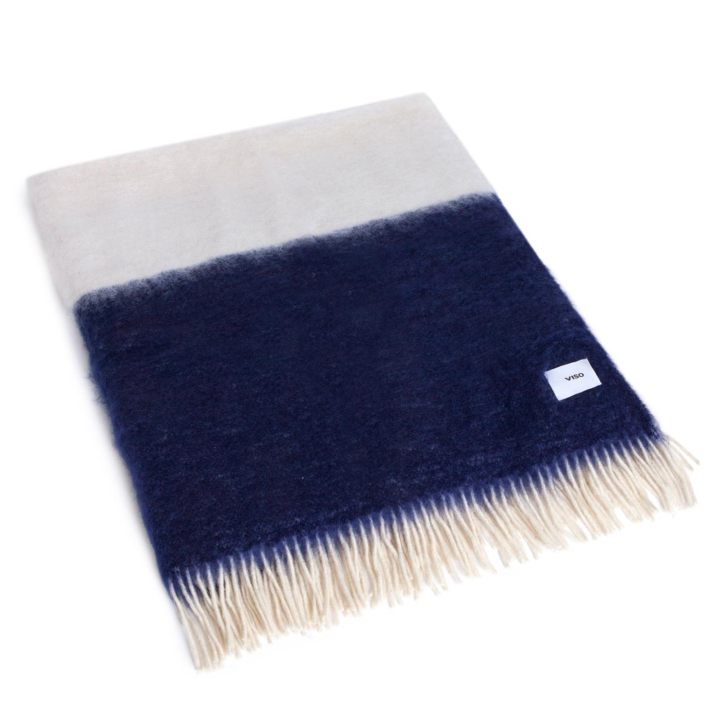 The most exquisite mohair is handled by master carders, shearers dyers and weavers to create a one of kind blanket unlike any other.
Created in a fully manual weaving process keeping with a tradition that dates back to the 15th century, this