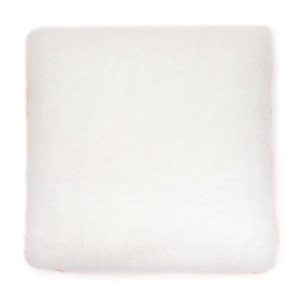 Das exquisite Mohair wird von Meisterschurern, Scherern, Färbern und Webern verarbeitet, um einen einzigartigen Kissenbezug zu schaffen.
Dieser leichte, voluminöse Kissenbezug, der in einem vollständig manuellen Webverfahren nach einer Tradition